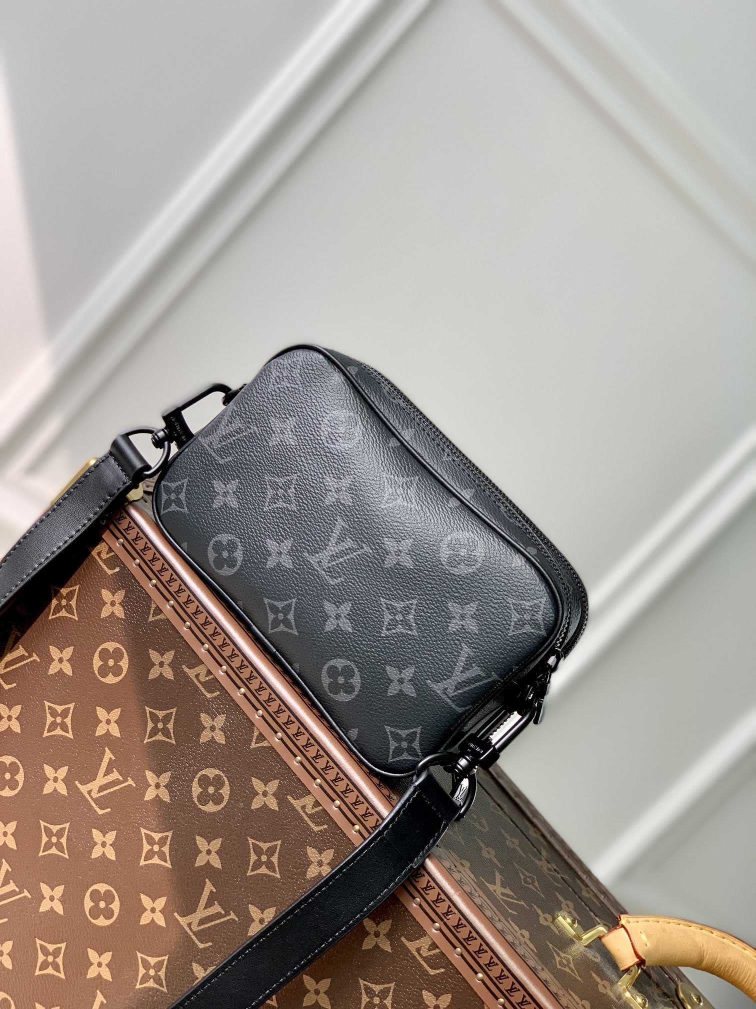 l0*is V*t0n neo alpha bag- m8254-11.0 x 18.5 x 6.5cm