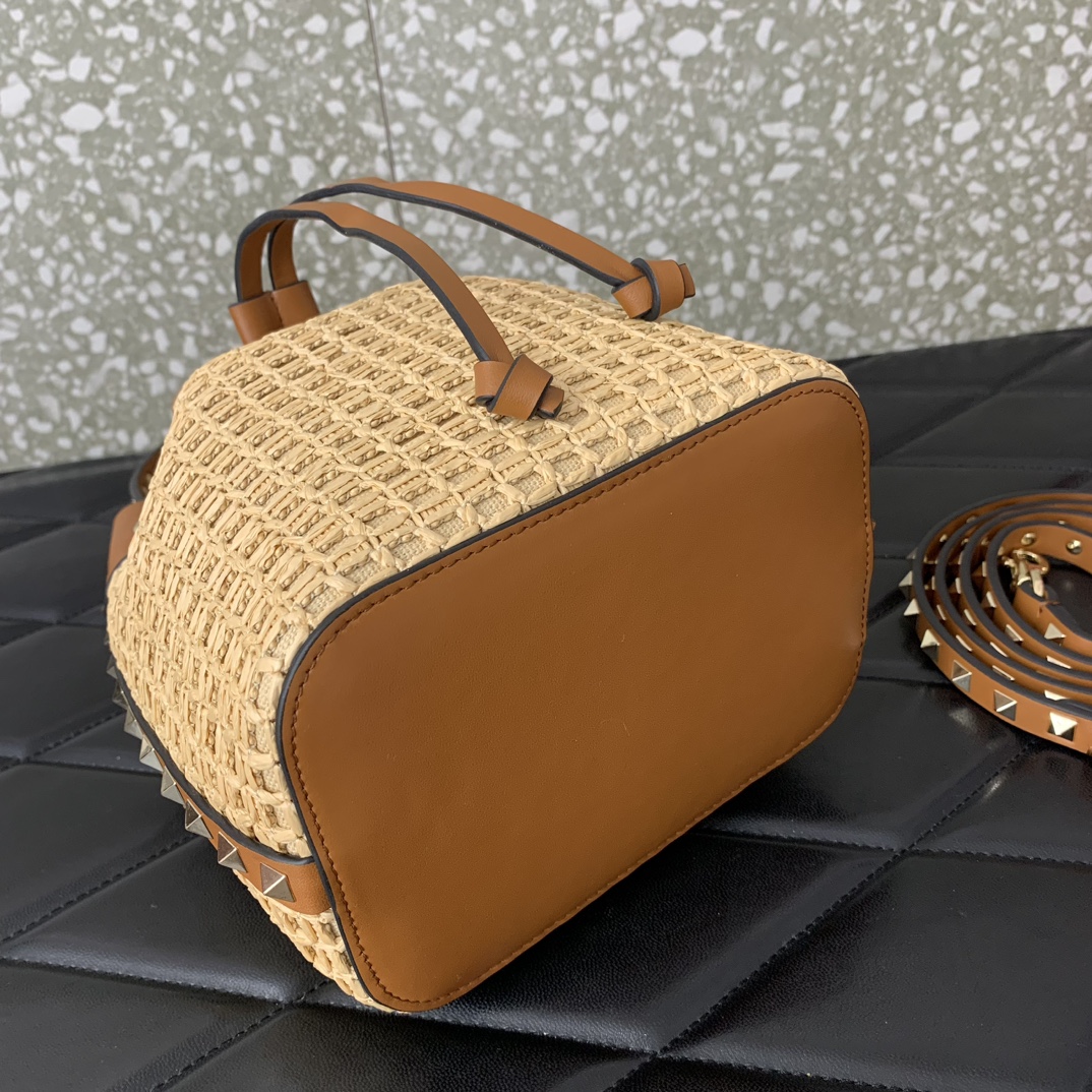 Va1e*ntin0 garavani rockstud bucket in woven raffia-16*18*11cm