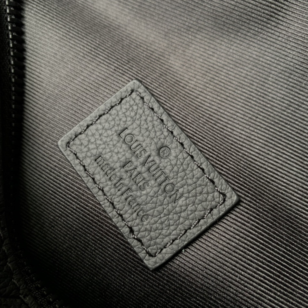 l0*is V*t0n discovery bumbag-44 x 15 x 9cm