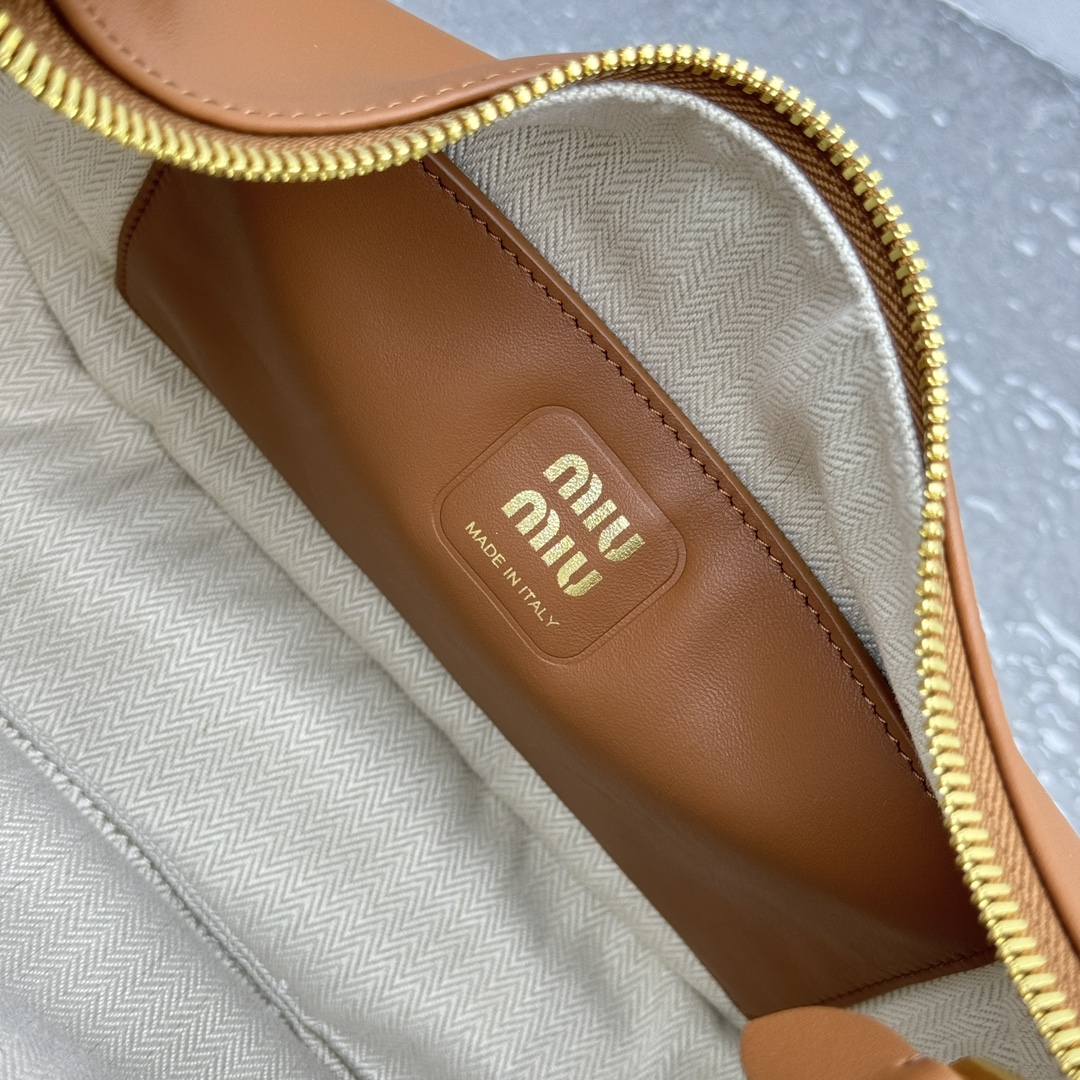 M*um*u black leather hobo bag-27*8*20cm