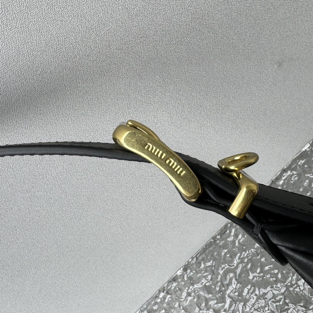 M*um*u black leather hobo bag-27*8*20cm