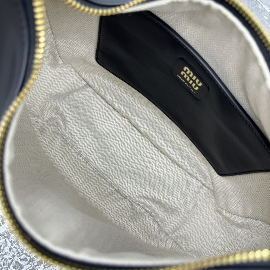 M*um*u black leather hobo bag-27*8*20cm