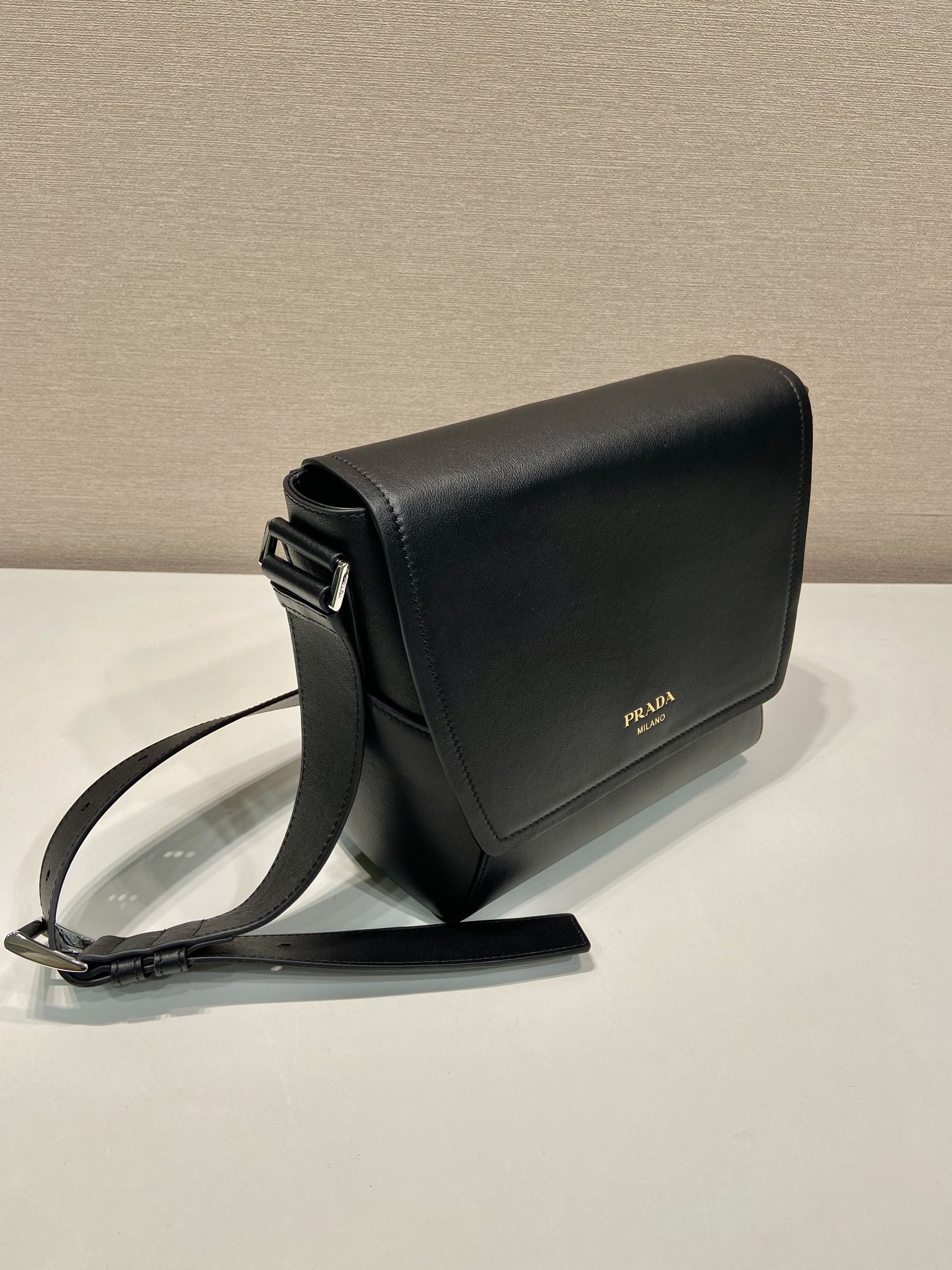 Pra*a 2vd069 messenger bag-22*22*12cm