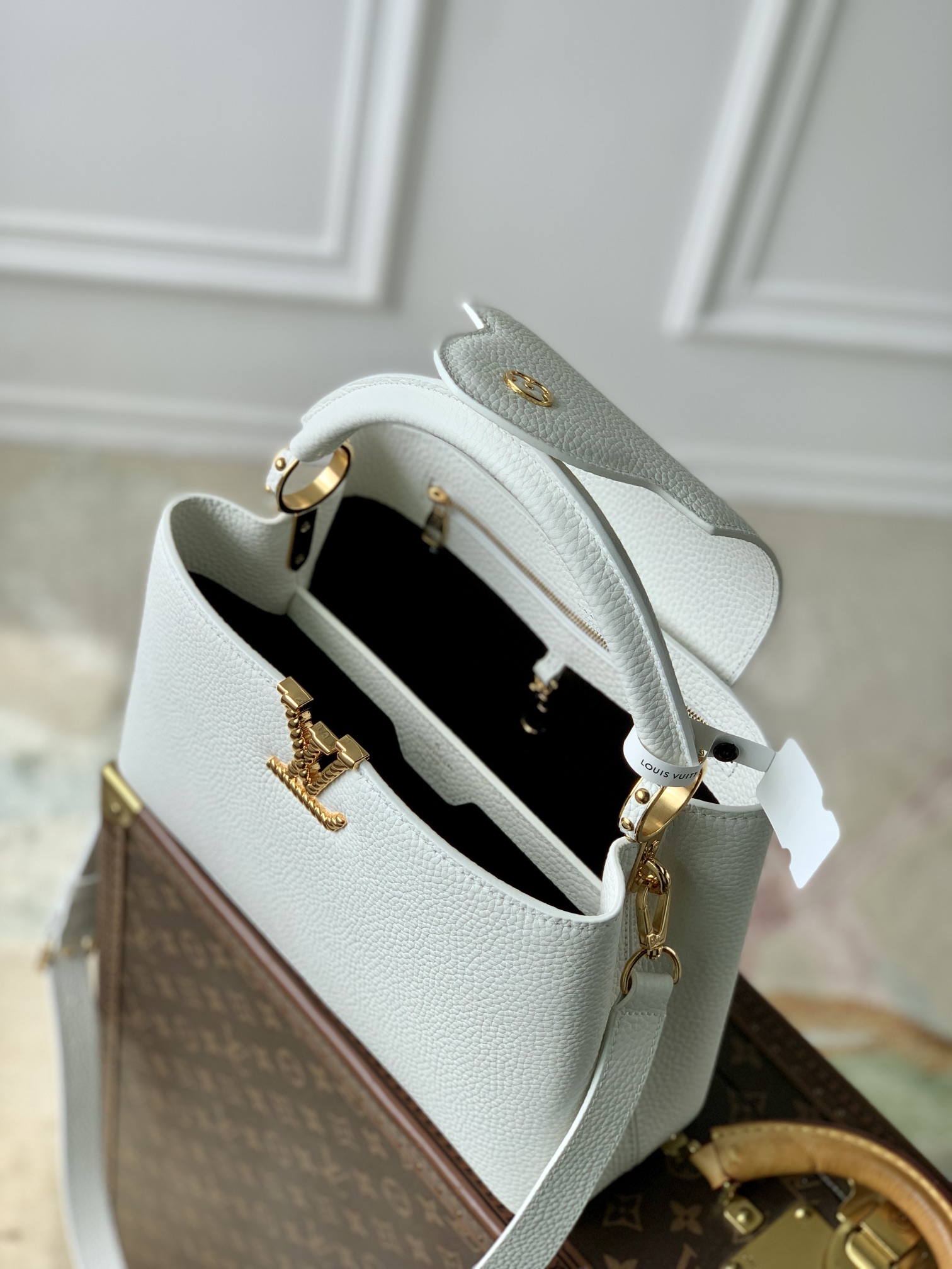 l0*is V*t0n capucines handlebag