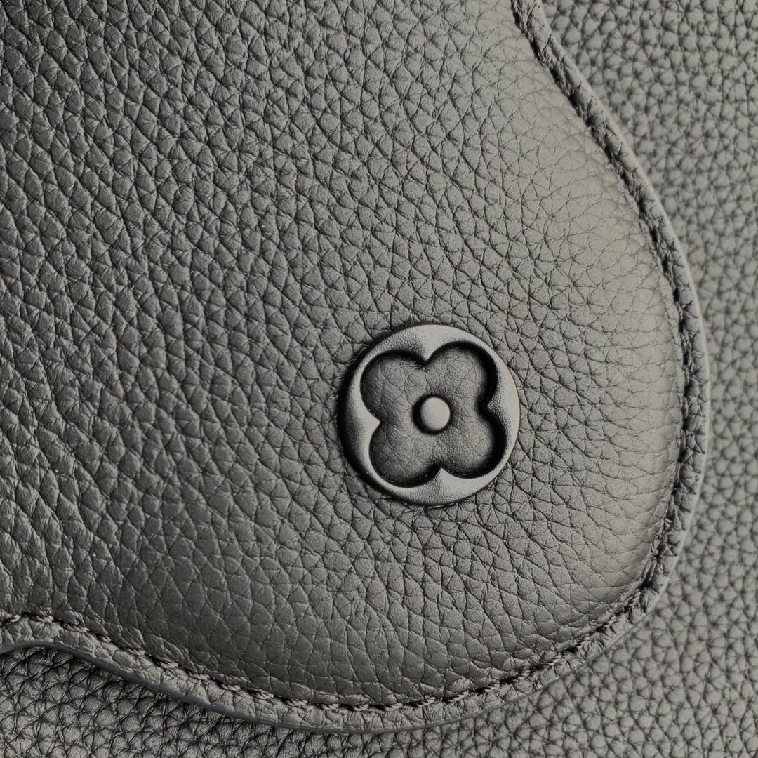l0*is V*t0n capucines handlebag