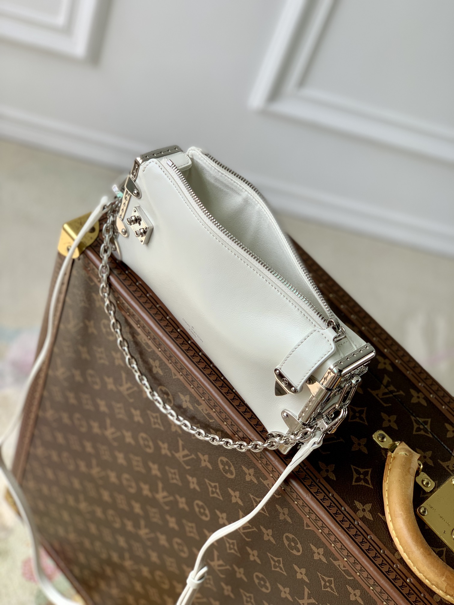 l0*is V*t0n slim trunk--m25445-23 x 12 x 4cm