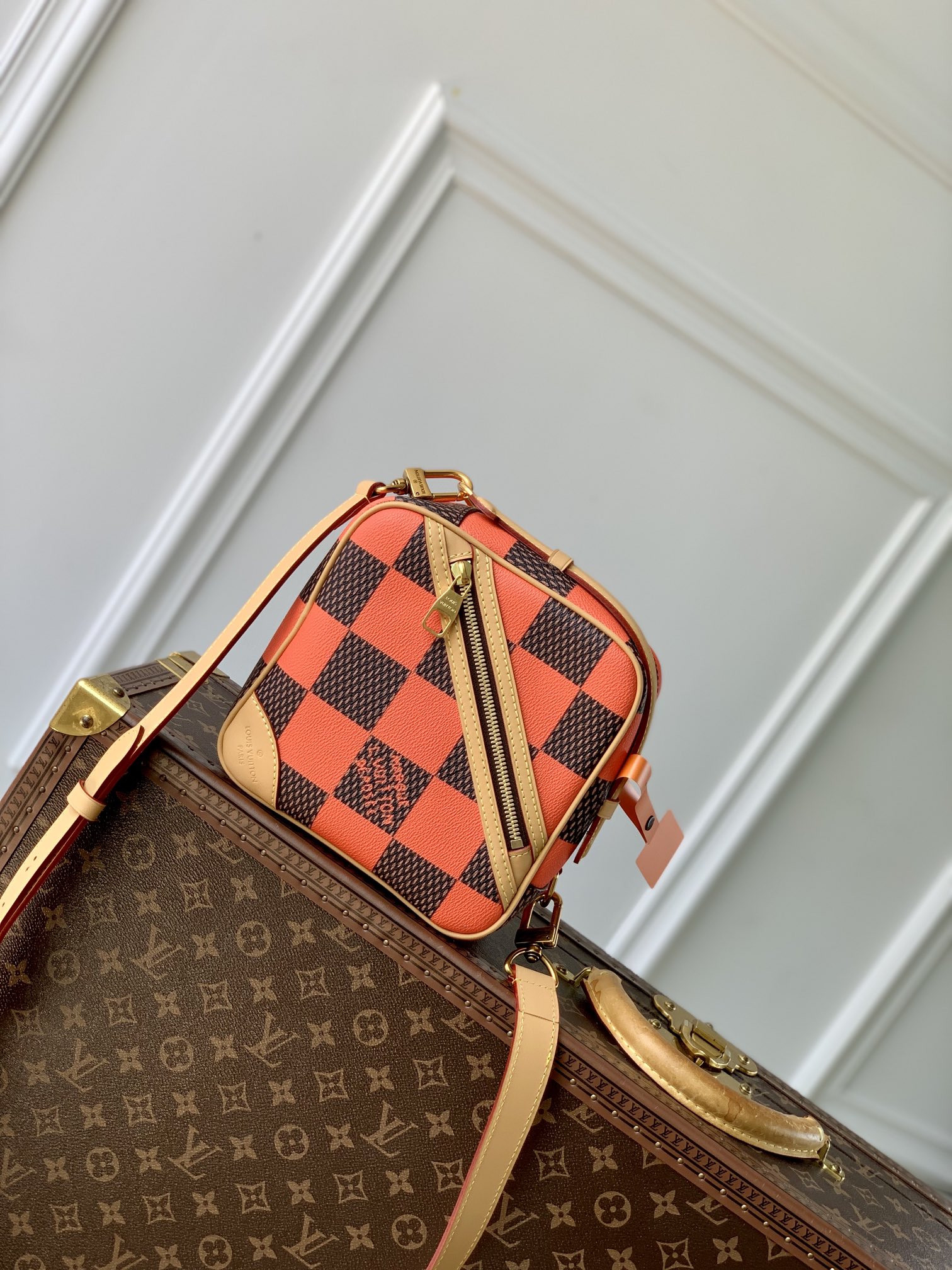 l0*is V*t0n chess messenger bag-24 x 24 x 8cm