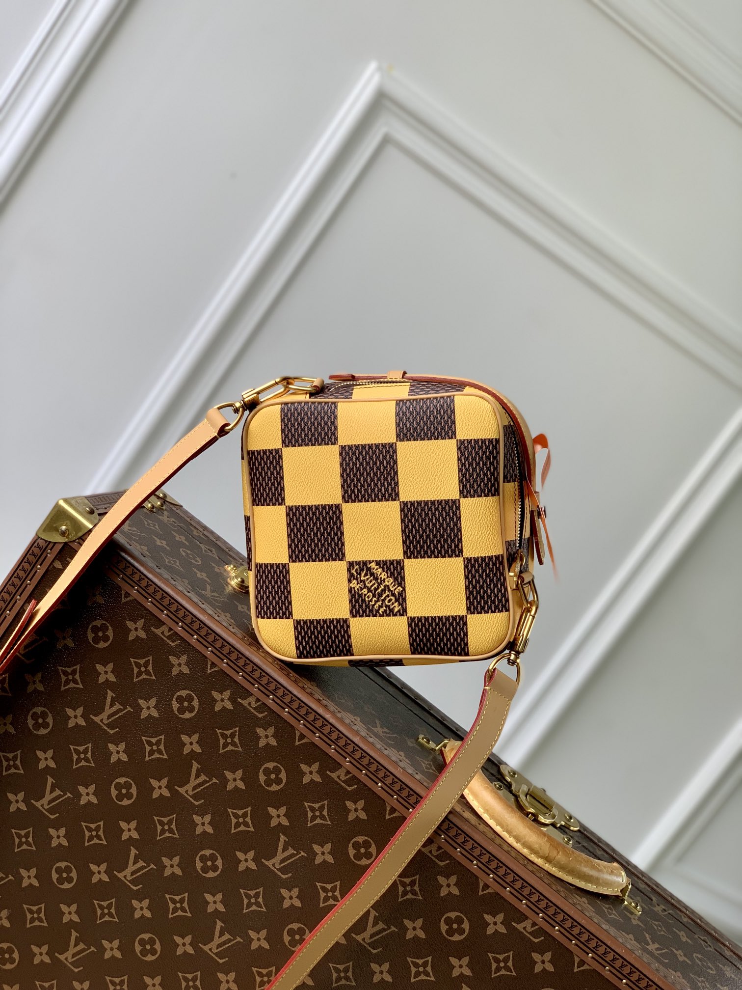 l0*is V*t0n chess messenger bag-24 x 24 x 8cm