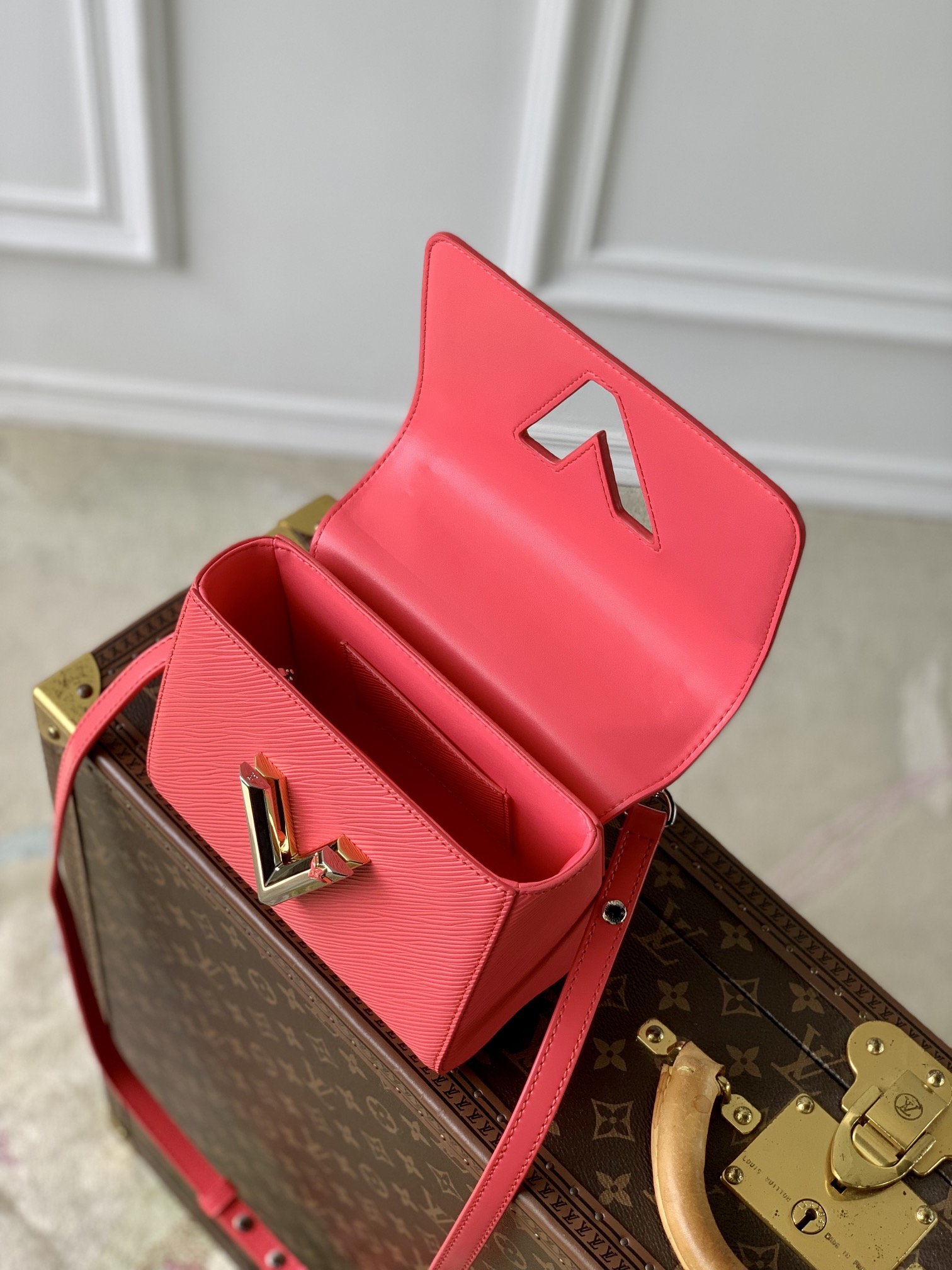 l0*is V*t0n twist pm lv bloom bag-19x 15x 9cm