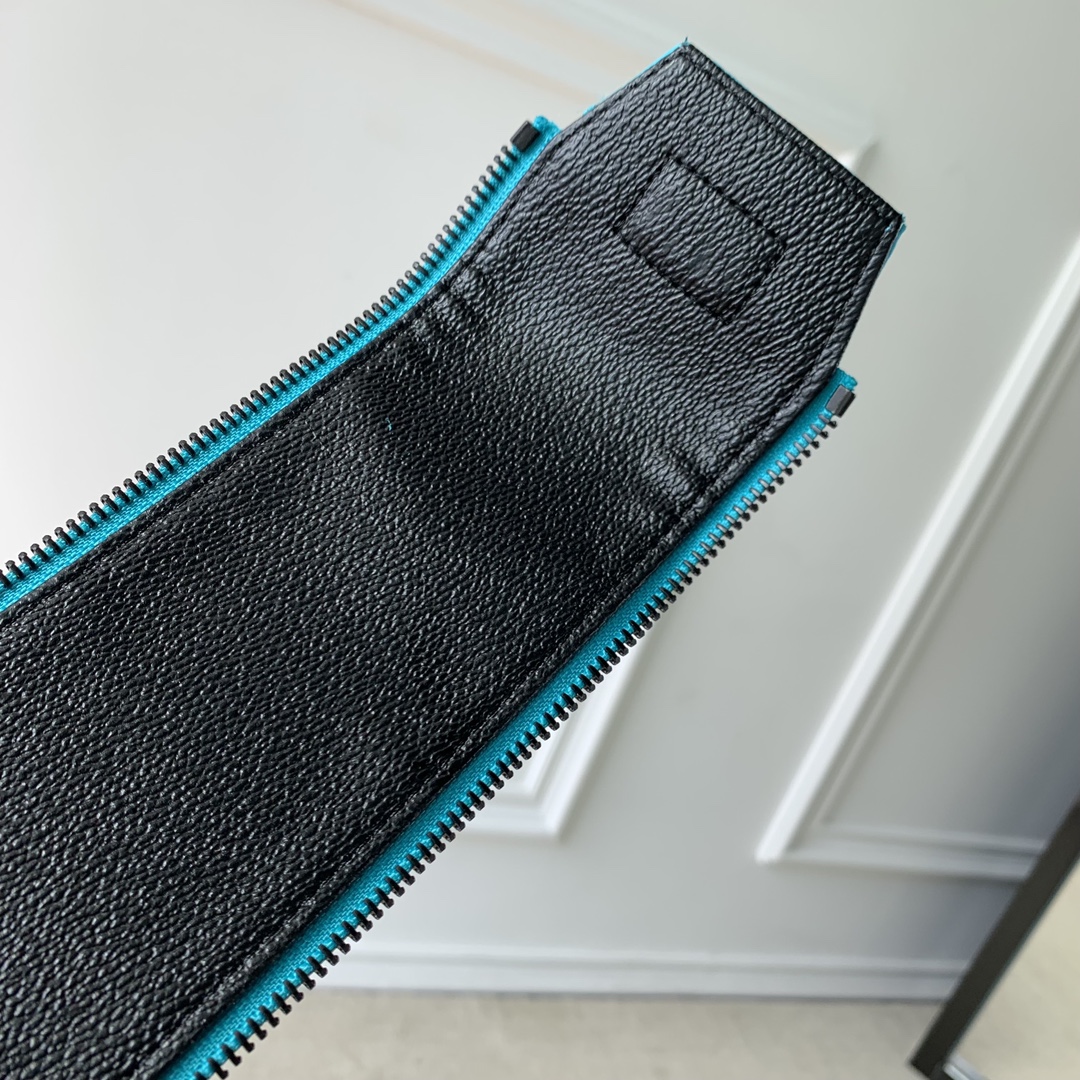 l0*is V*t0n toiletry bag- m11482-28 x 15 x 16.5cm