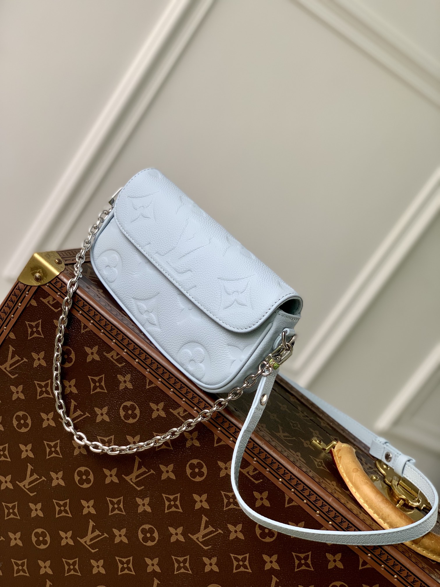 l0*is V*t0n wallet on chain ivy-23.5 x 12 x 4.3cm