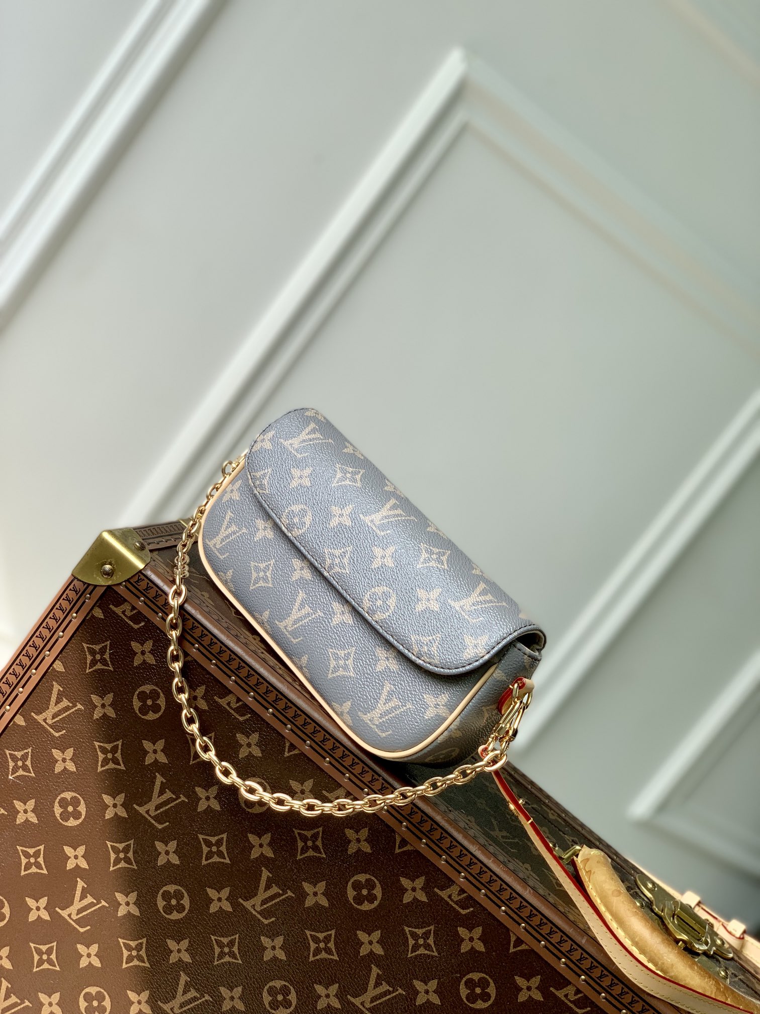 l0*is V*t0n wallet on chain ivy-23.5 x 12 x 4.3cm