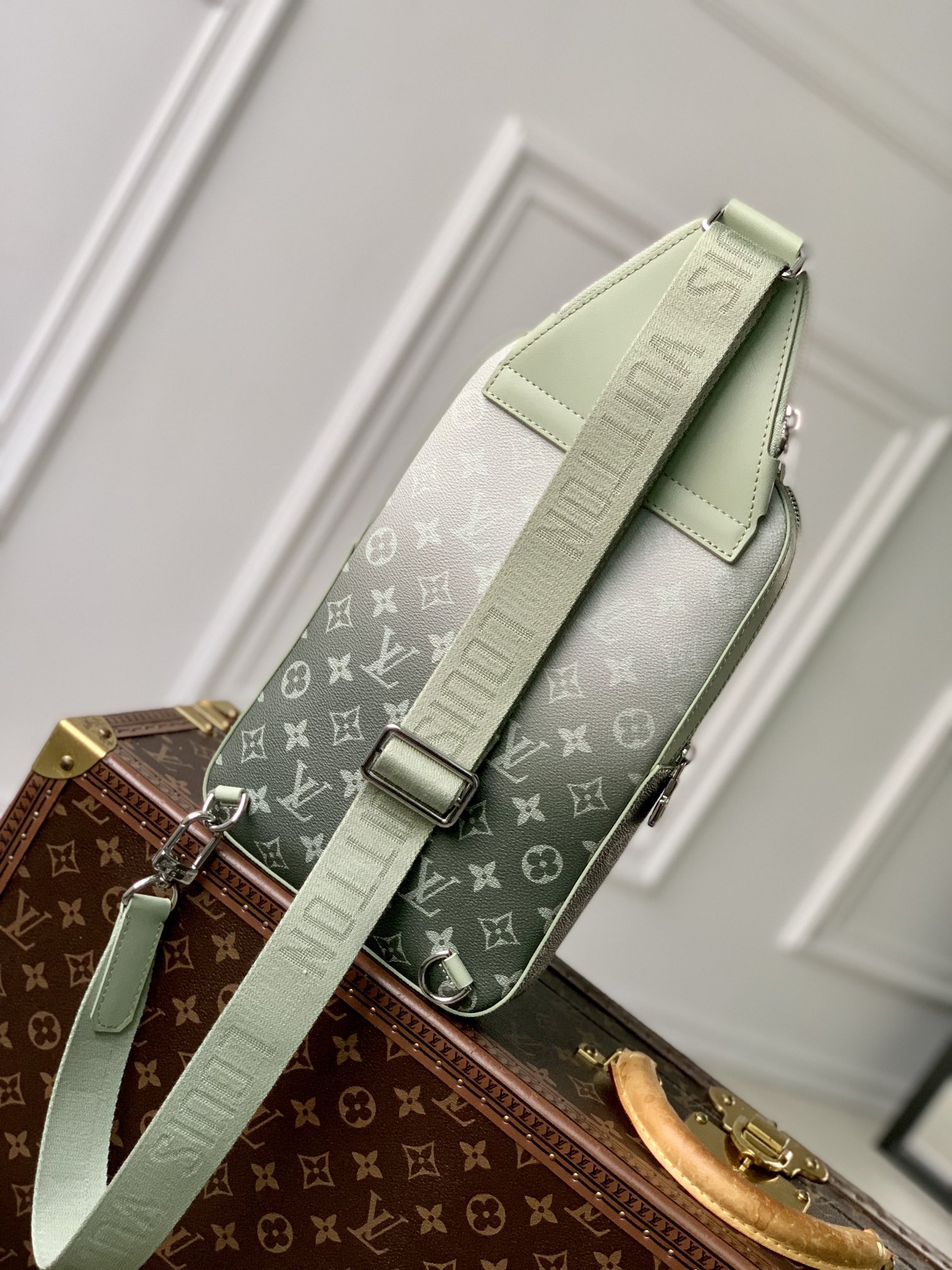 l0*is V*t0n slingbag pm -m11702-20×31×10cm