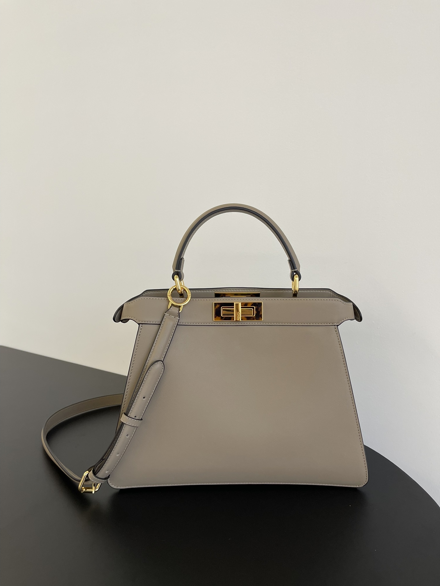F**di peekaboo iseeu bag-33x25x13cm
