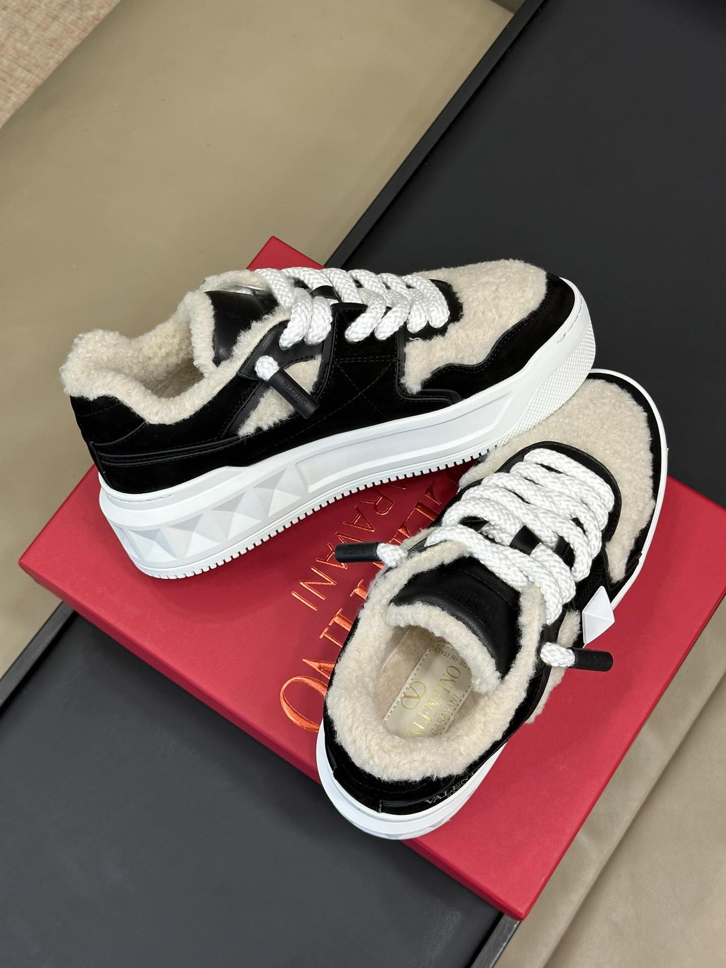 Va1e*ntin0 sneakers
