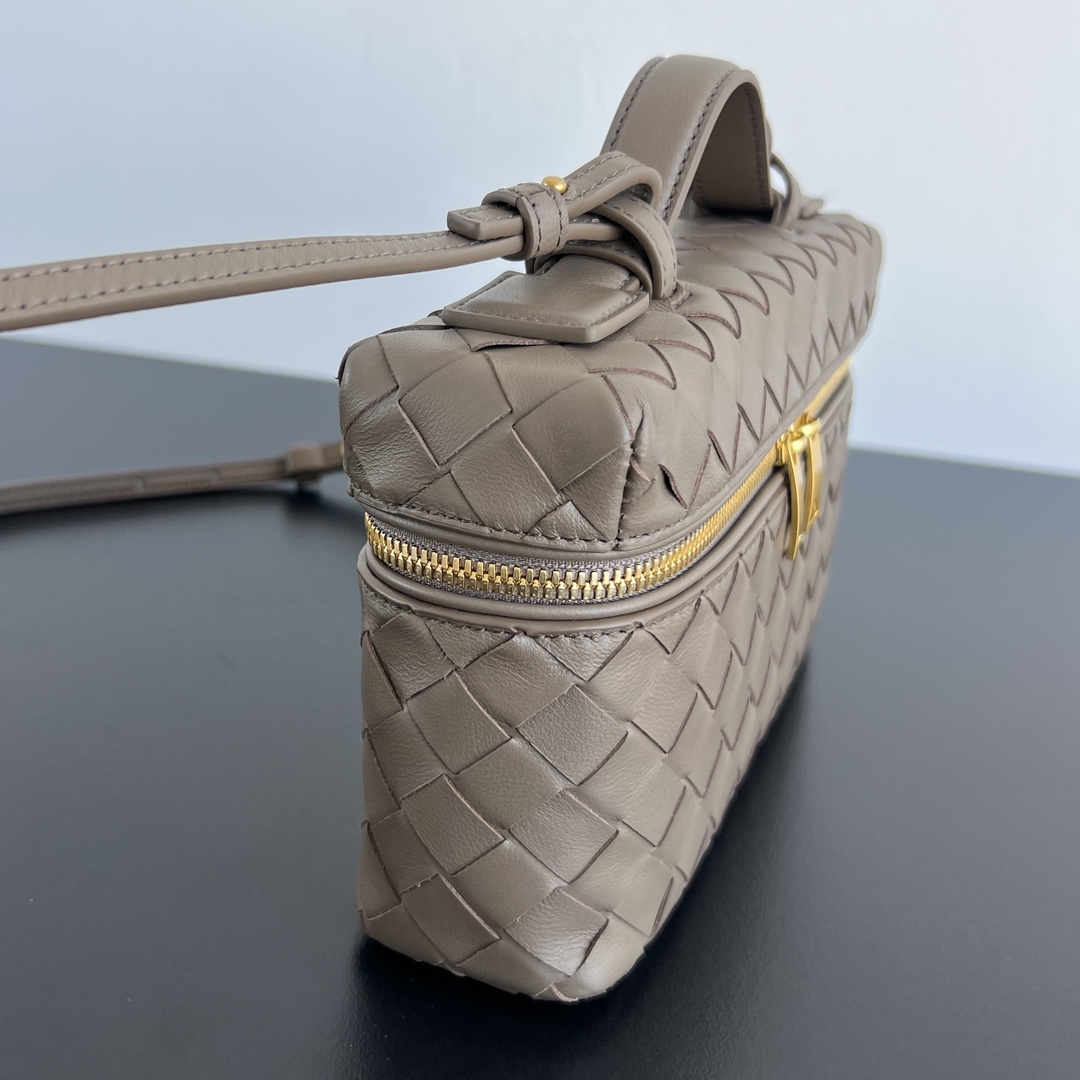 b0tt*ga Ven*ta vanity case bag-22x12.5x5cm