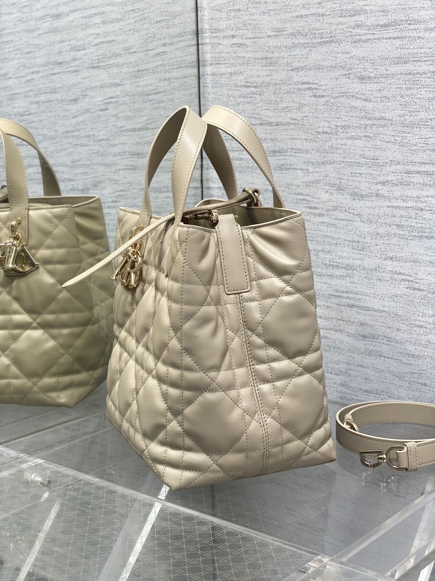 Diro Toujours Tote Bags-20*18.5*22CM