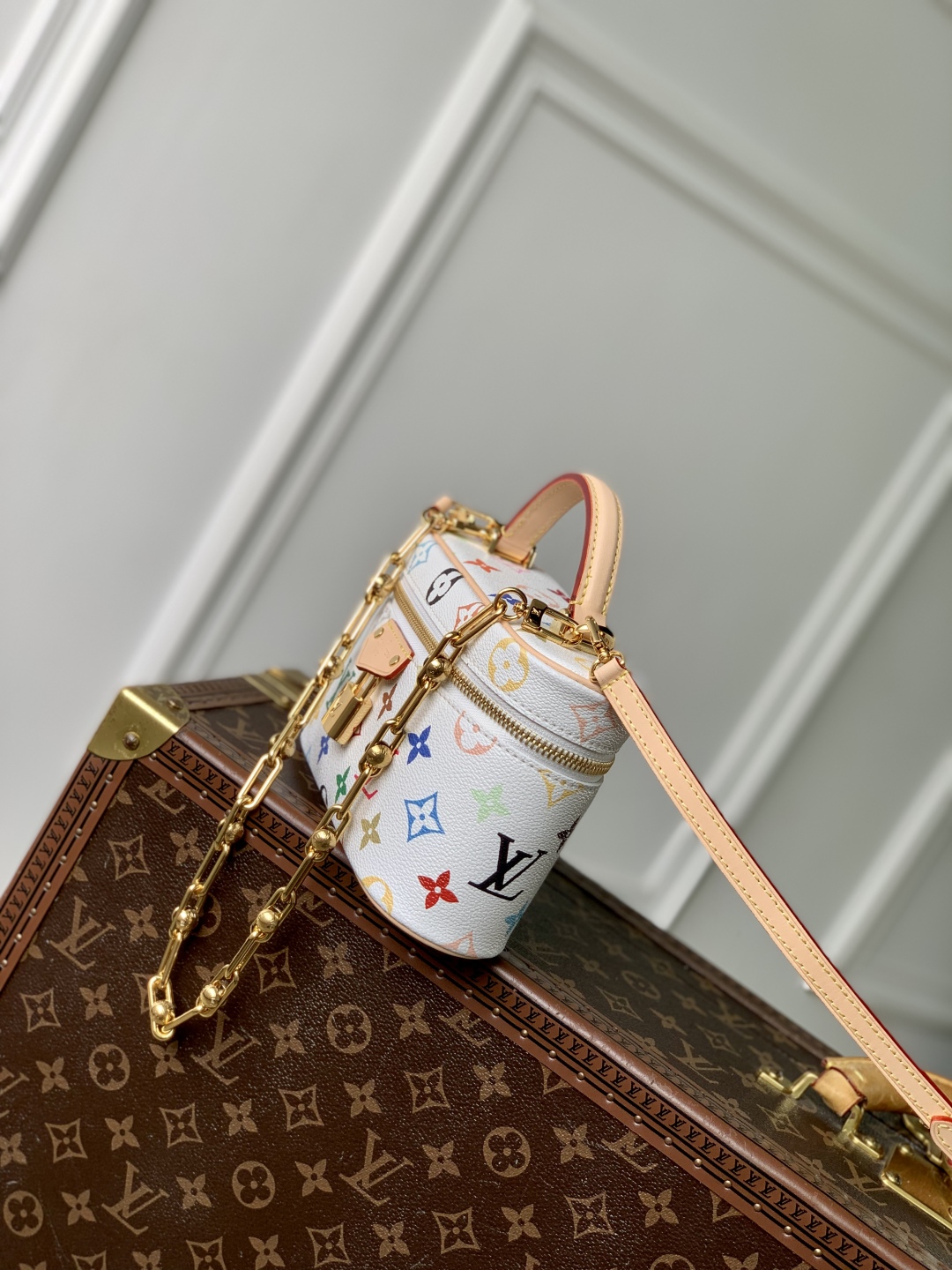 l0vis Vvtt0n vanity pouch -11.5 x 6.5 x 19cm