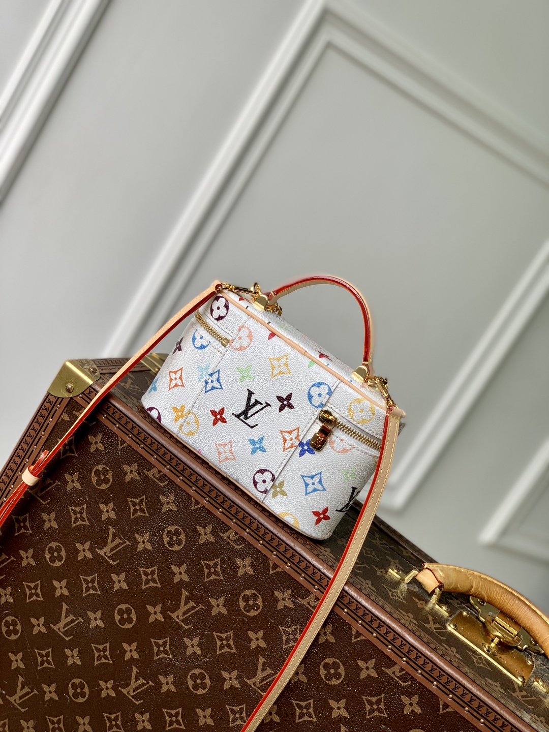 l0vis Vvtt0n vanity pouch -11.5 x 6.5 x 19cm