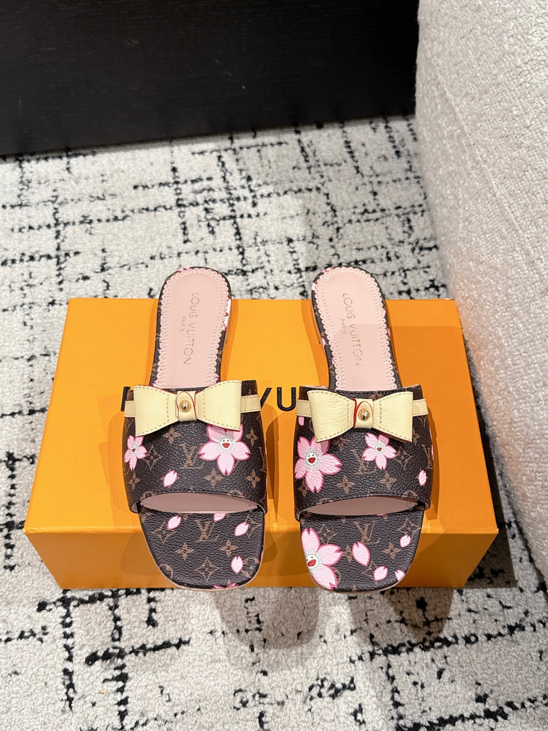 l0vis Vvtt0n 25ss sandals