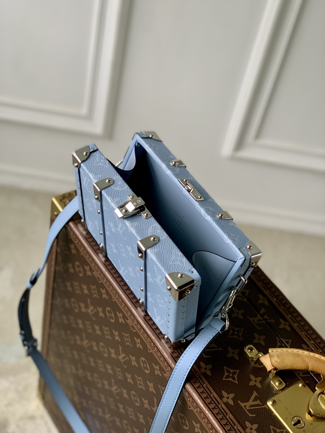 l0vis Vvtt0n wallet trunk taigarama -12.3 x 6 x 21.5cm