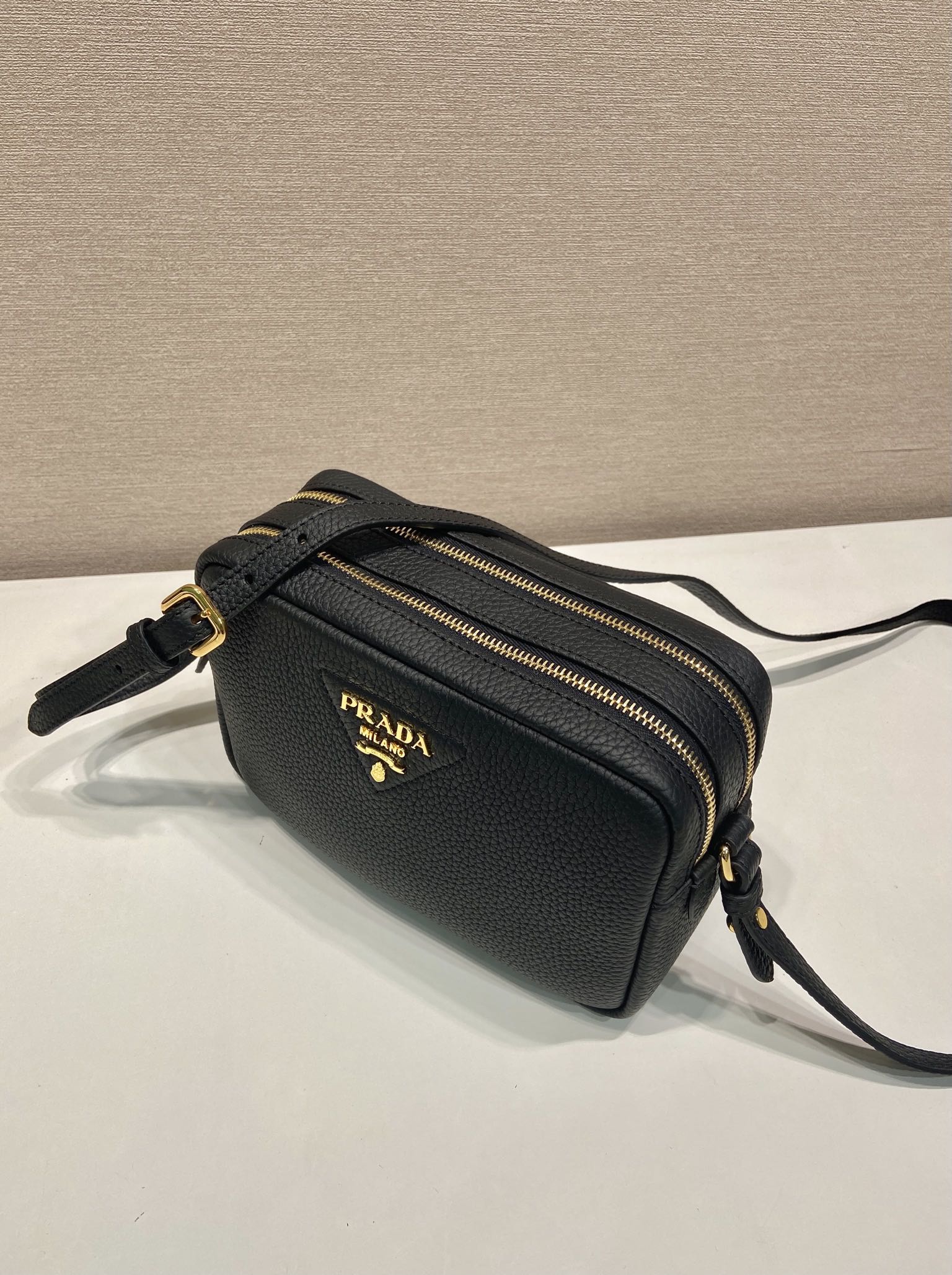 Pra*a 1bd082 messenger bag-22*14*8cm