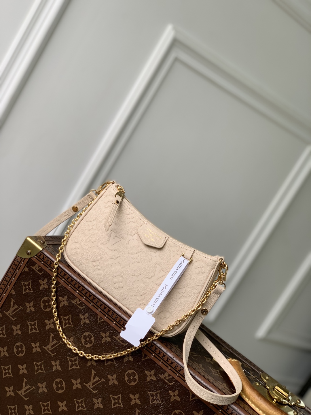 l0vis Vvtt0n easy pouch on strap-19x11.5x3cm