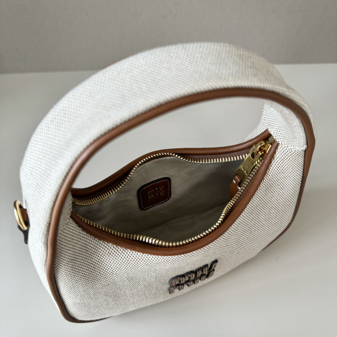 m1um1u M1vwaner bag--23 x 13 x 7cm