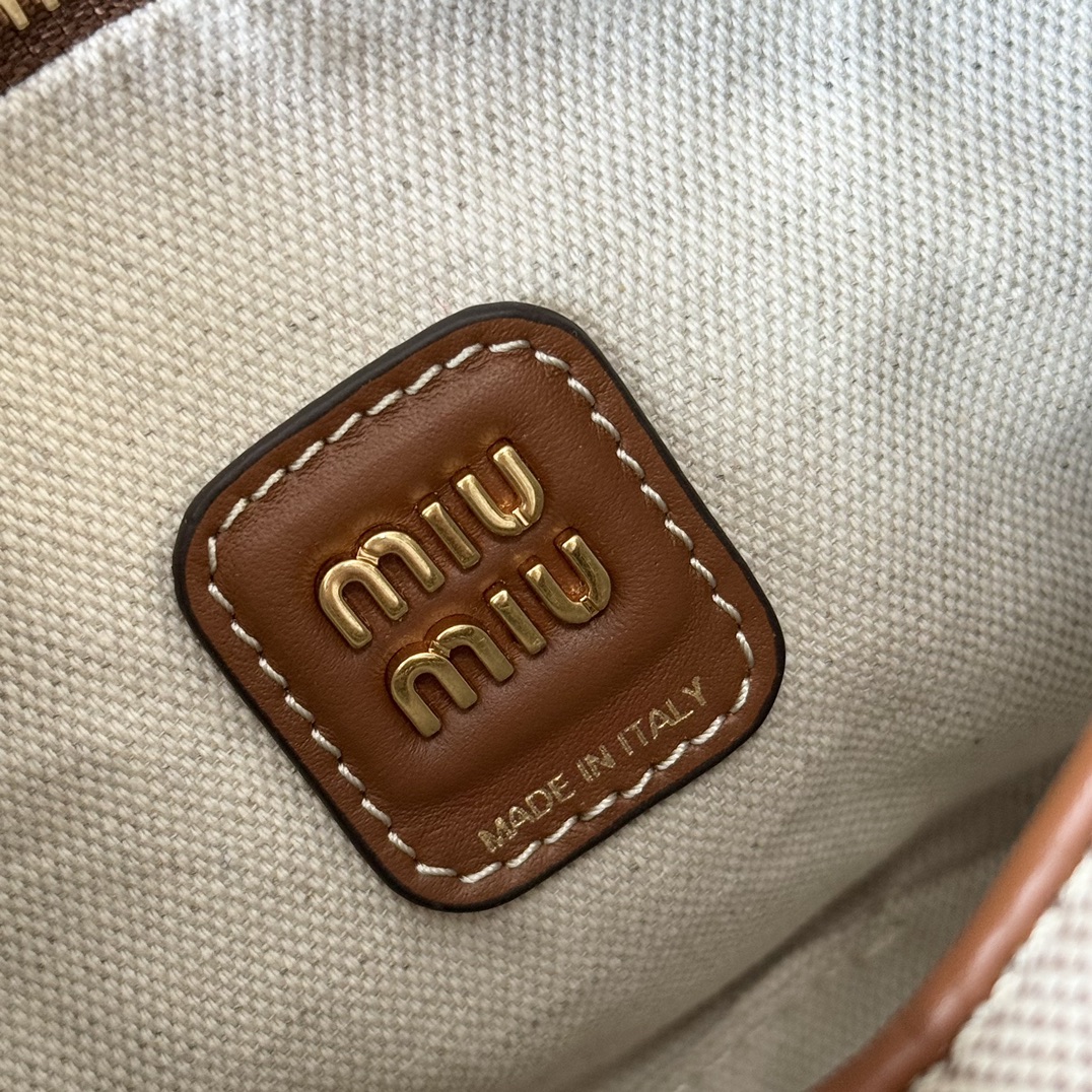m1um1u M1vwaner bag--23 x 13 x 7cm