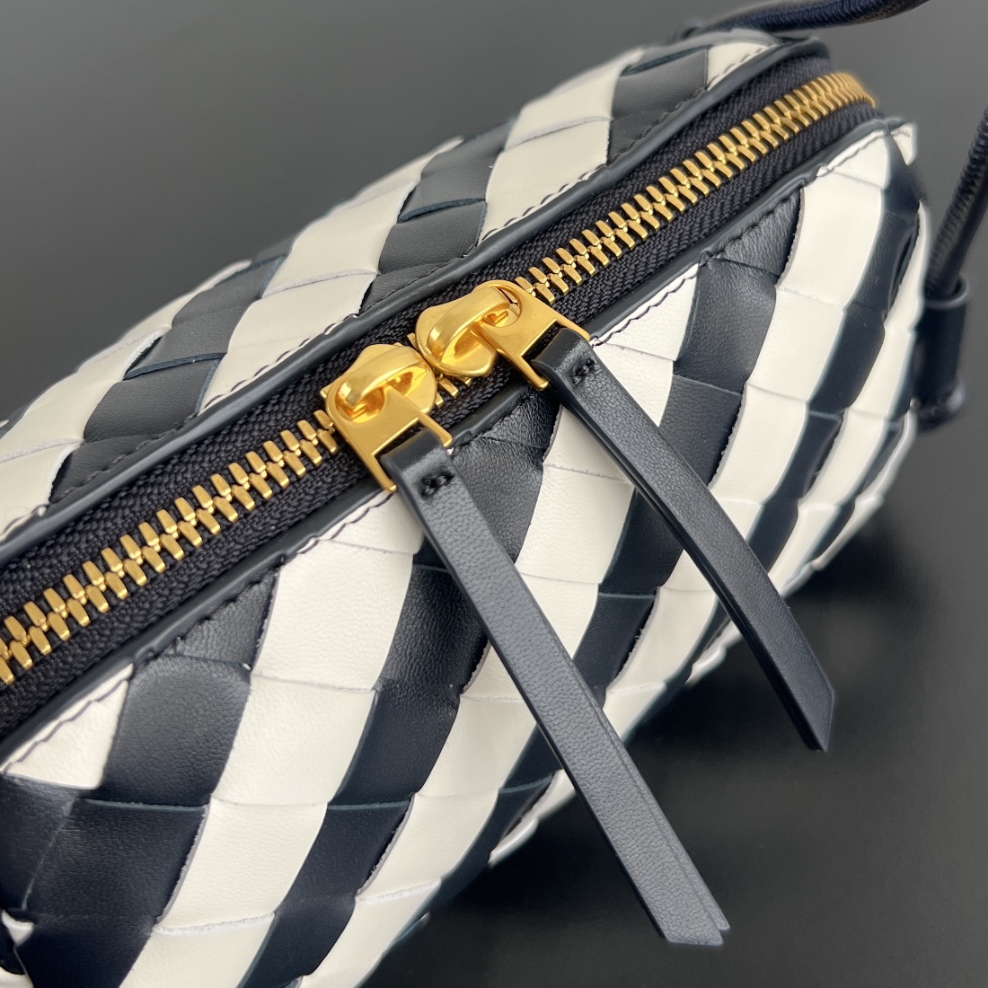 b0tt*ga Ven*ta concert striped leather pouch crossbody bag-18.5*11.5*8.5cm