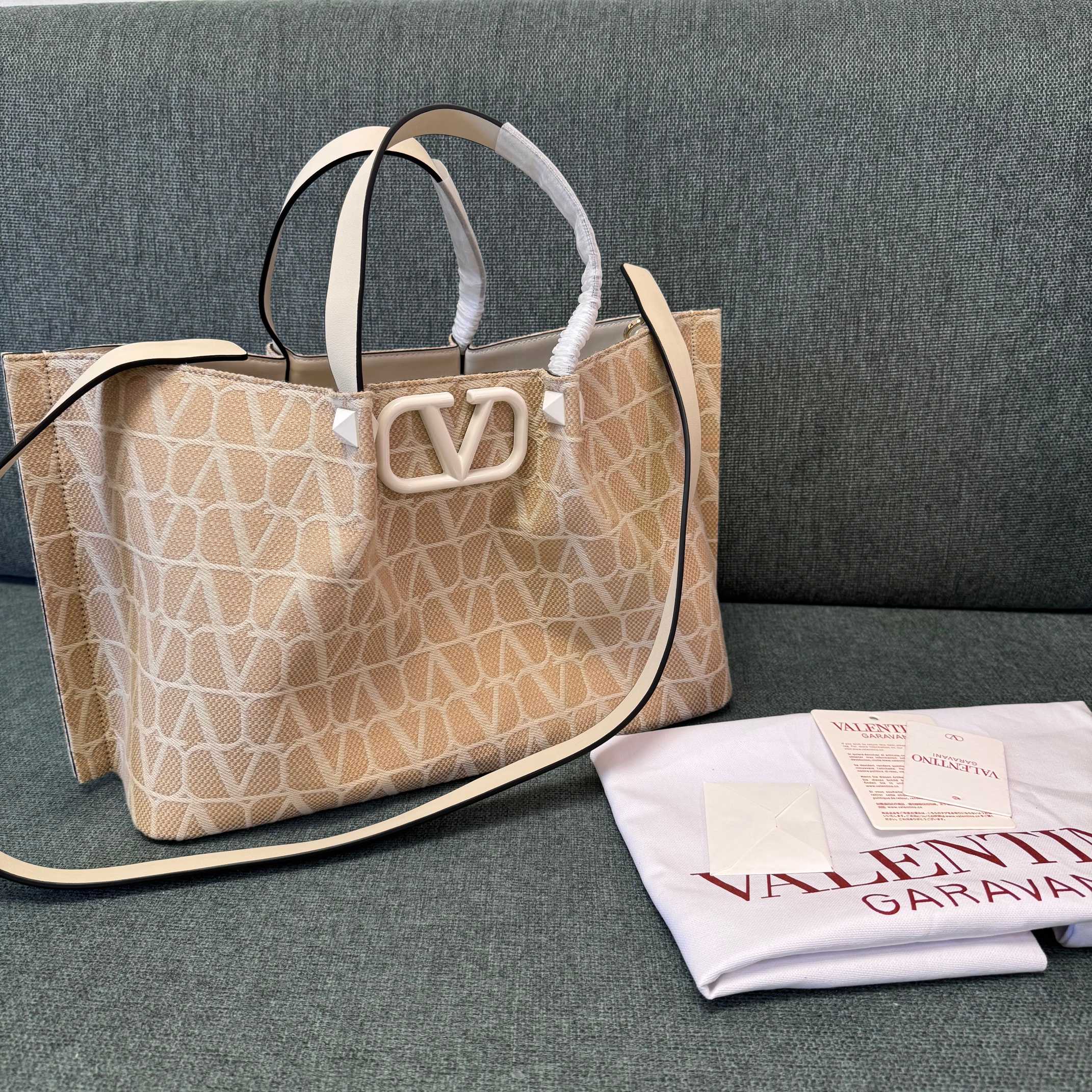 Va1e*ntin0 garavani toile iconographe raffia tote bag