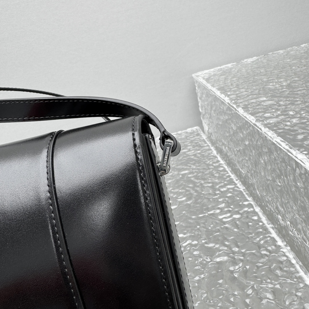 Ba1en*iaga hourglass bag-26*18*7cm