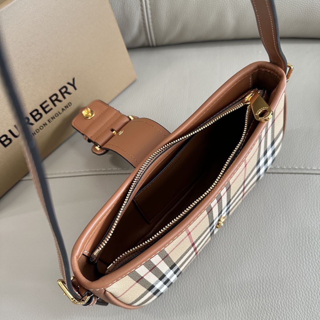 Bv*b*rry vintage bag-26 x 6 x 12cm