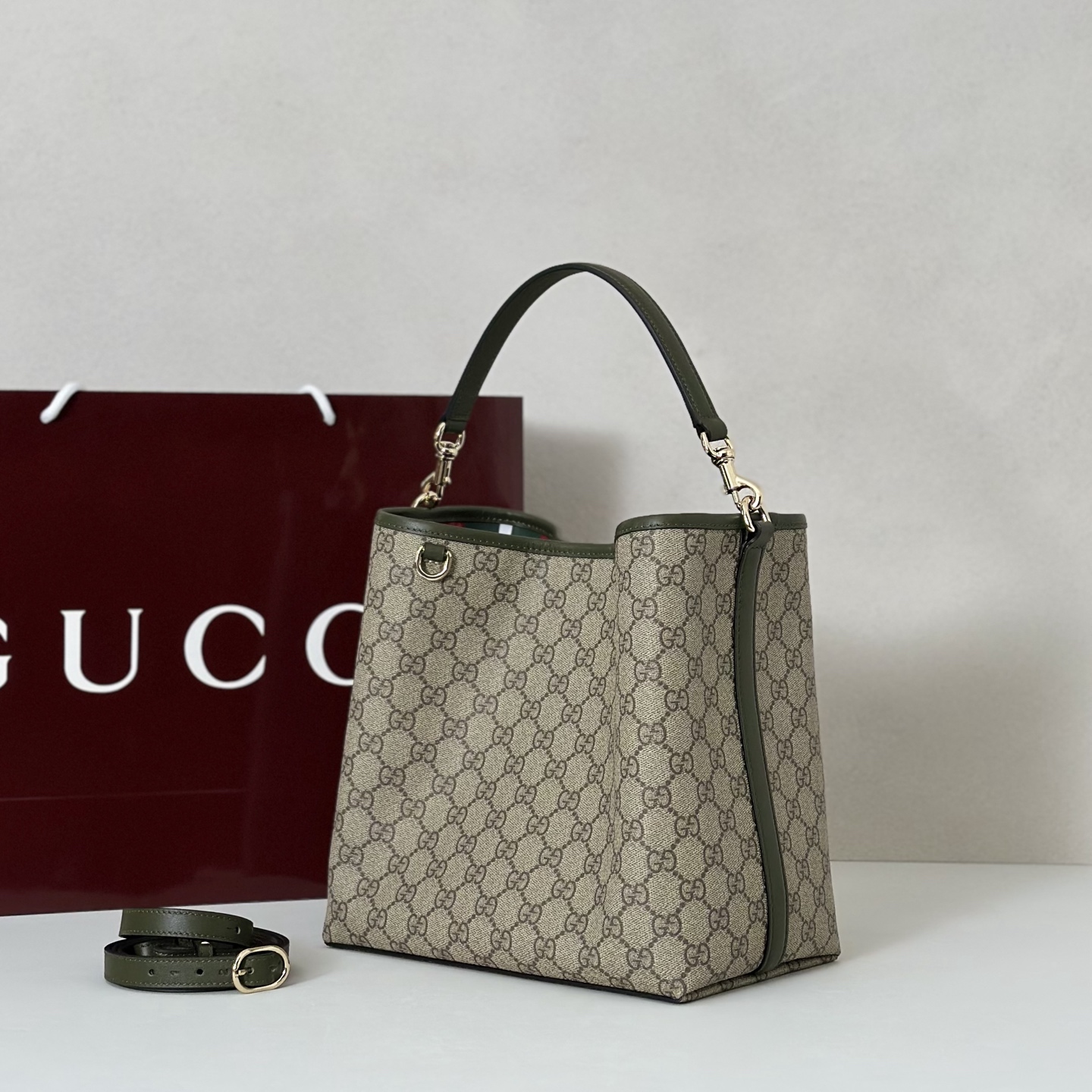 Gvc*1 medium emblem shoulder bag- 25-25-15.5cm