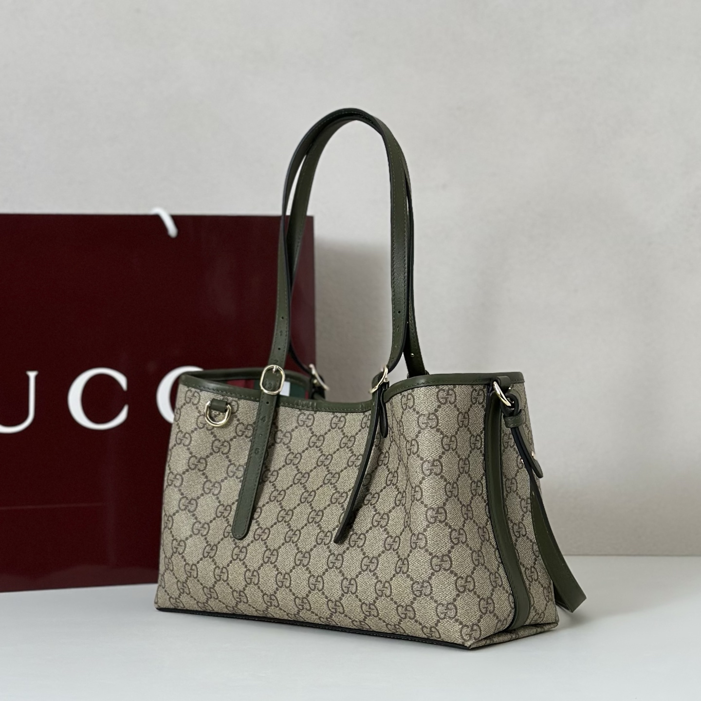 Gvc*1 medium emblem shoulder bag-31*18*11cm