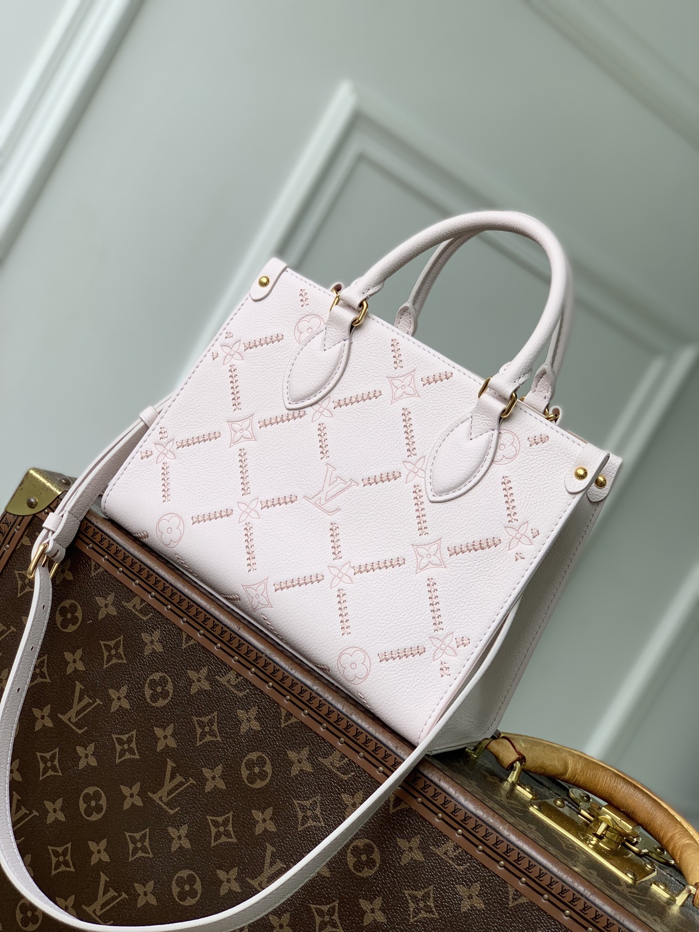 L0vis Vvtt0n OnTheGo Monogram Bold Handbag-M14576-19 x 11.5 x 25CM