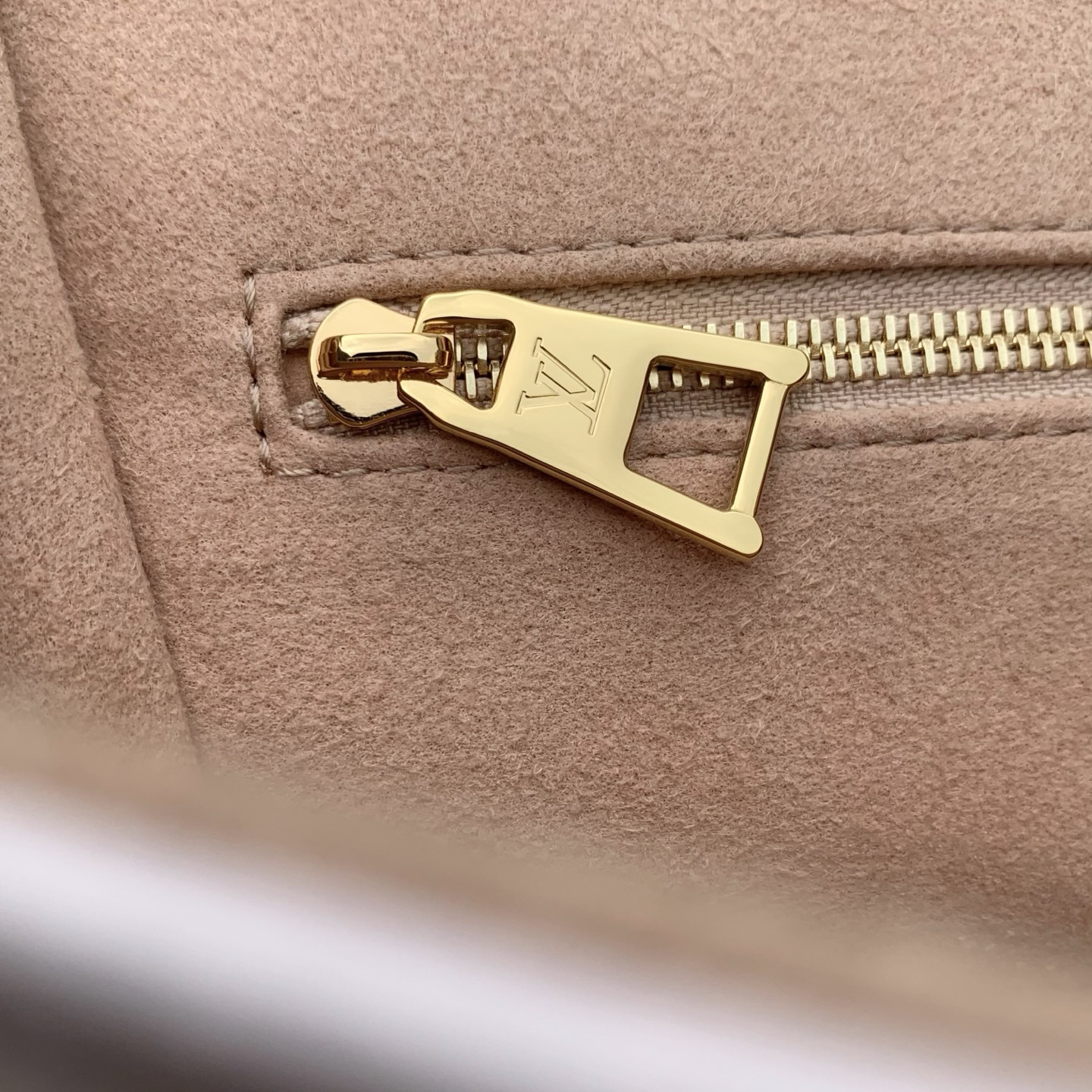 L0vis Vvtt0n OnTheGo Monogram Bold Handbag-M14576-19 x 11.5 x 25CM