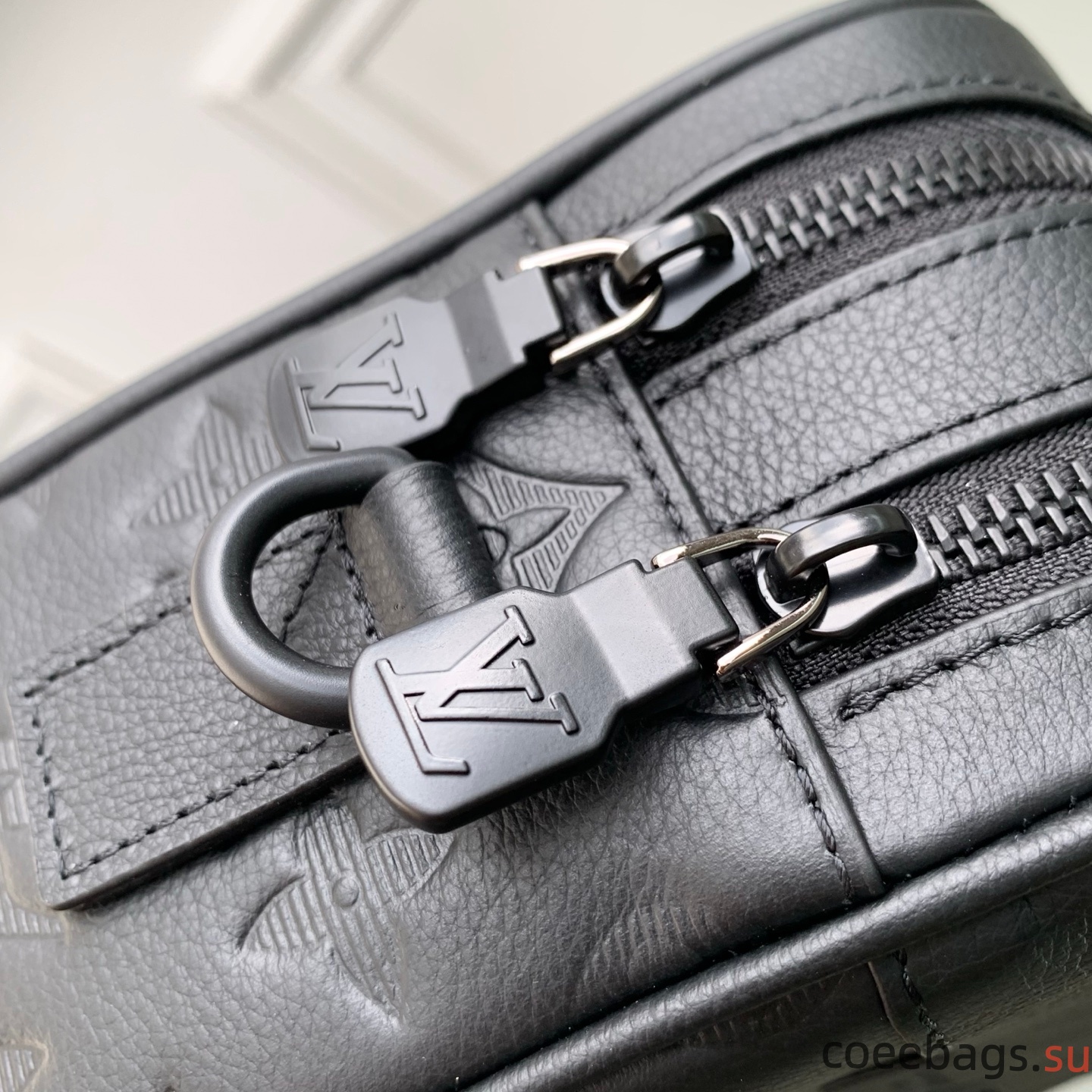 L0vis Vvtt0n Alpha Messenger Bag- M28785-26 x 17 x 5CM