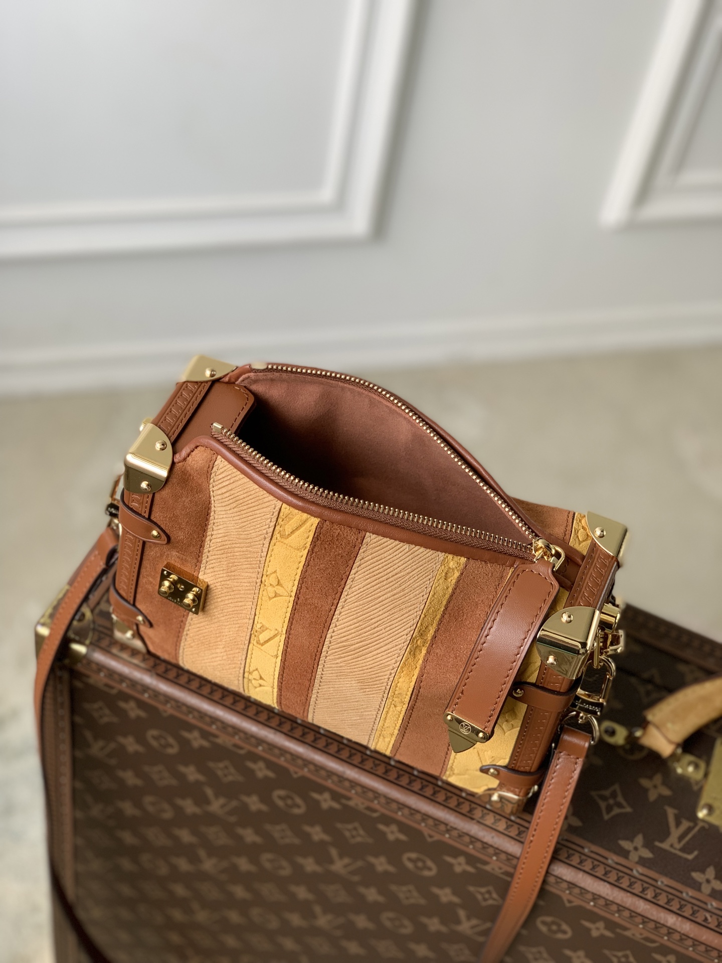 L0vis Vvtt0n Side Trunk -M29662-16 x 8.5 x 23.5CM