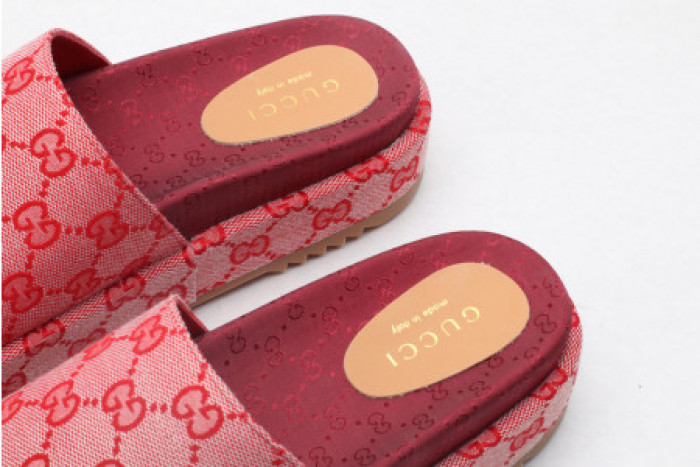 G*u*i slippers