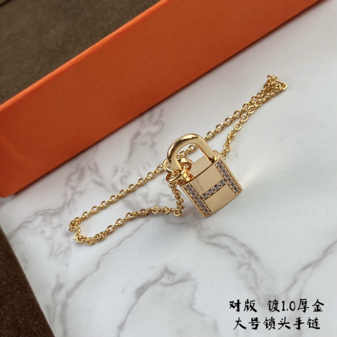 H**me5 large padlock Bracelet