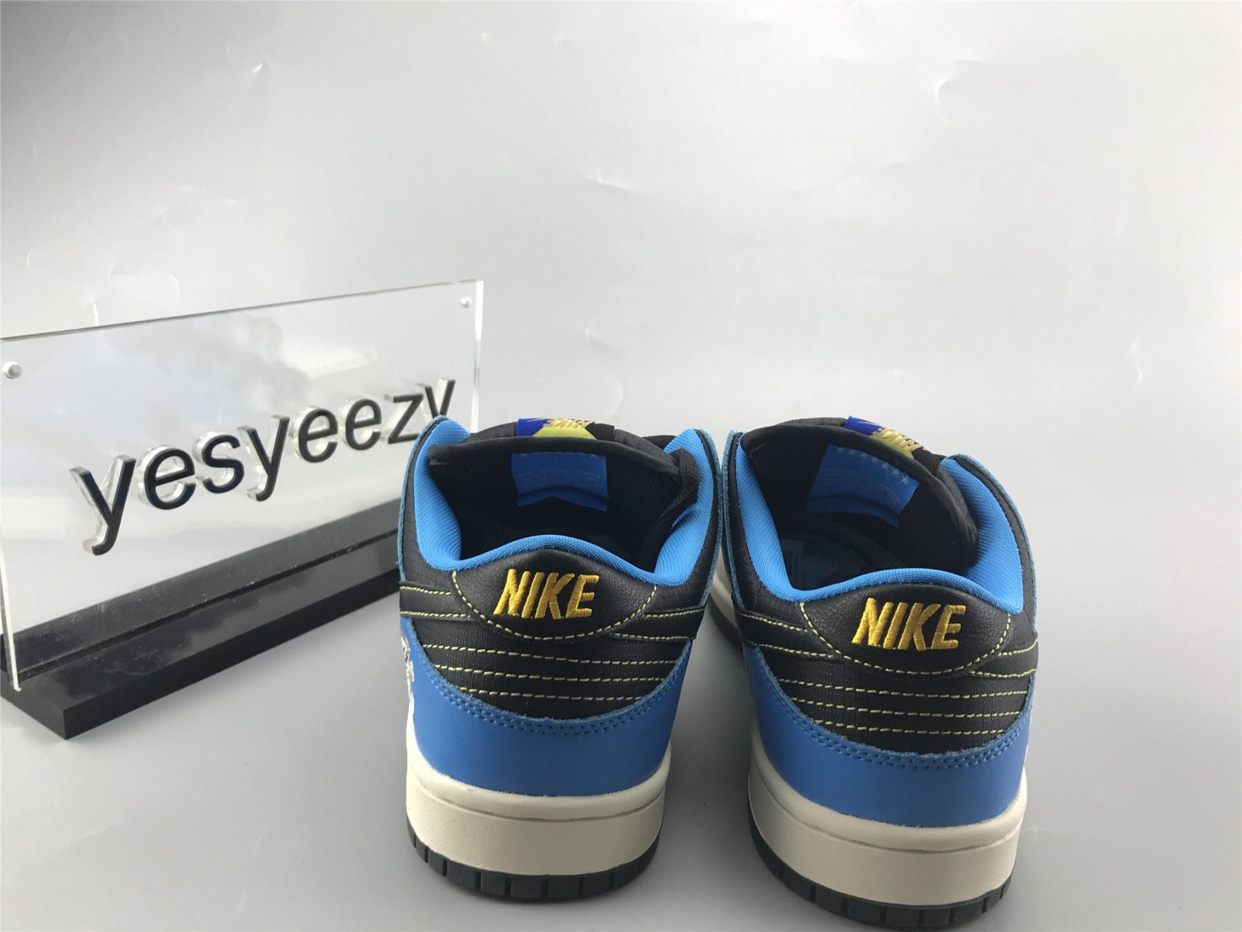 UA INSTANT SKATEBOARDS NIKE SB DUNK LOW