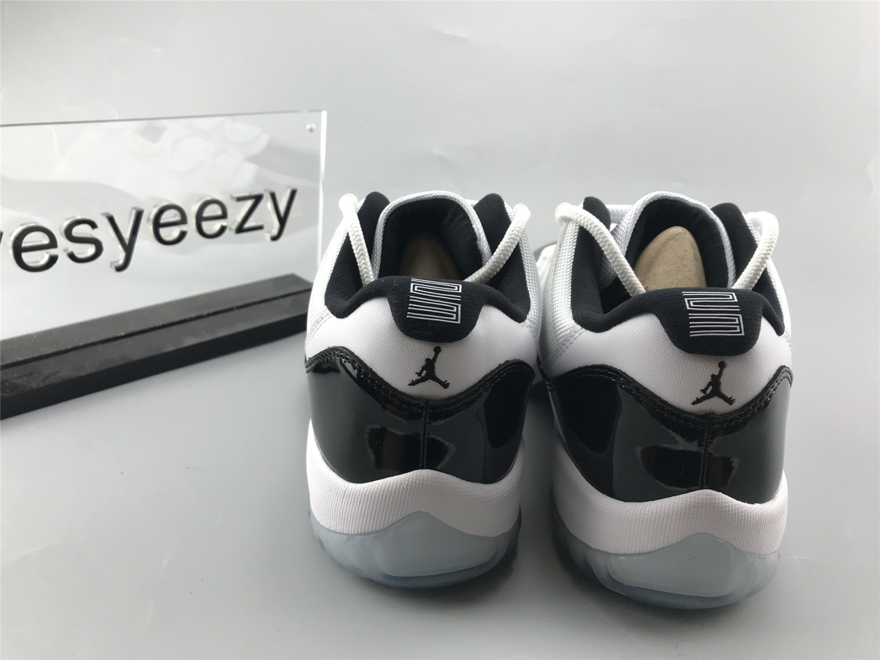 UA AIR JORDAN 11 RETRO LOW 