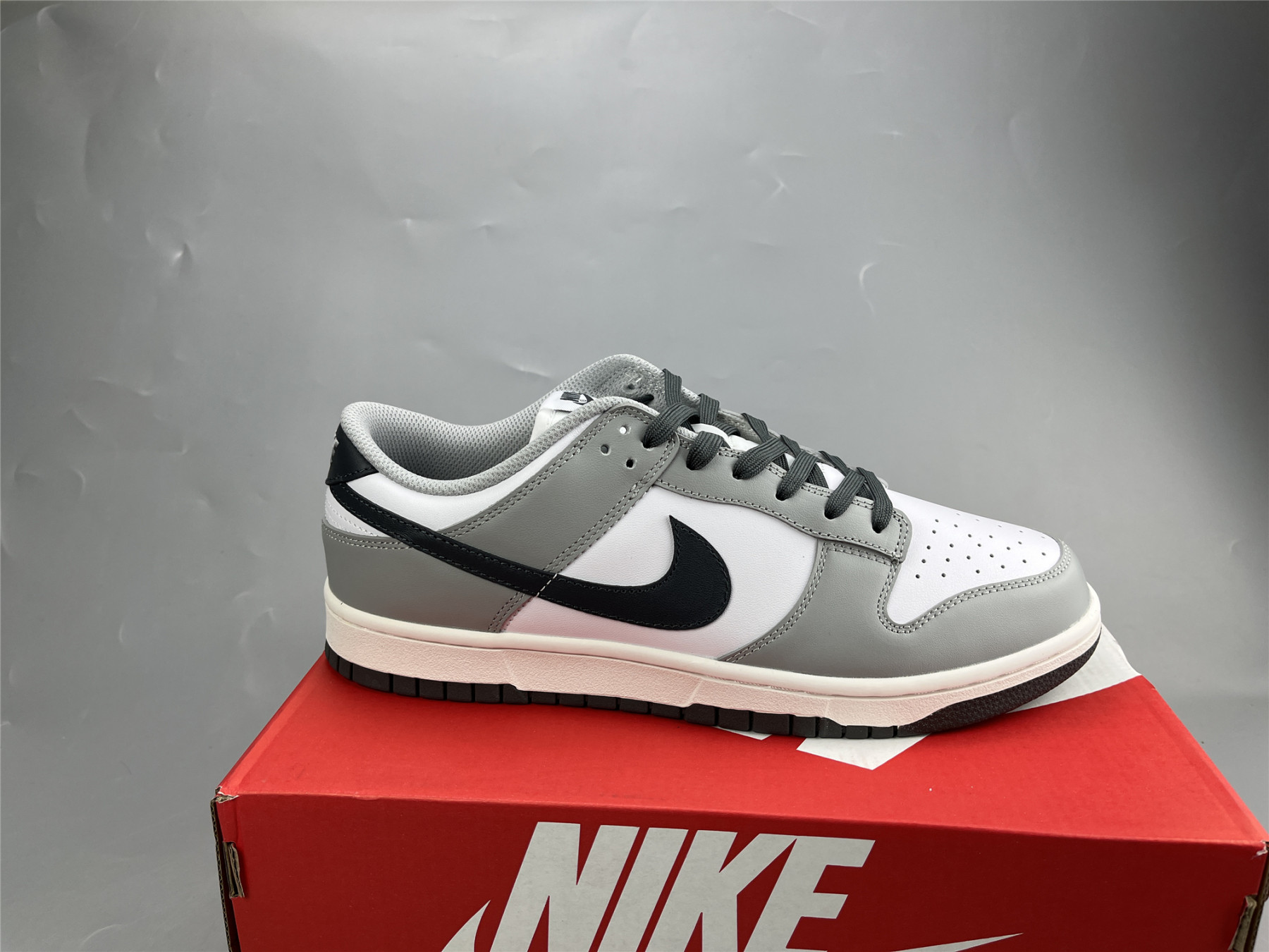 UA NIKE WMNS DUNK LOW