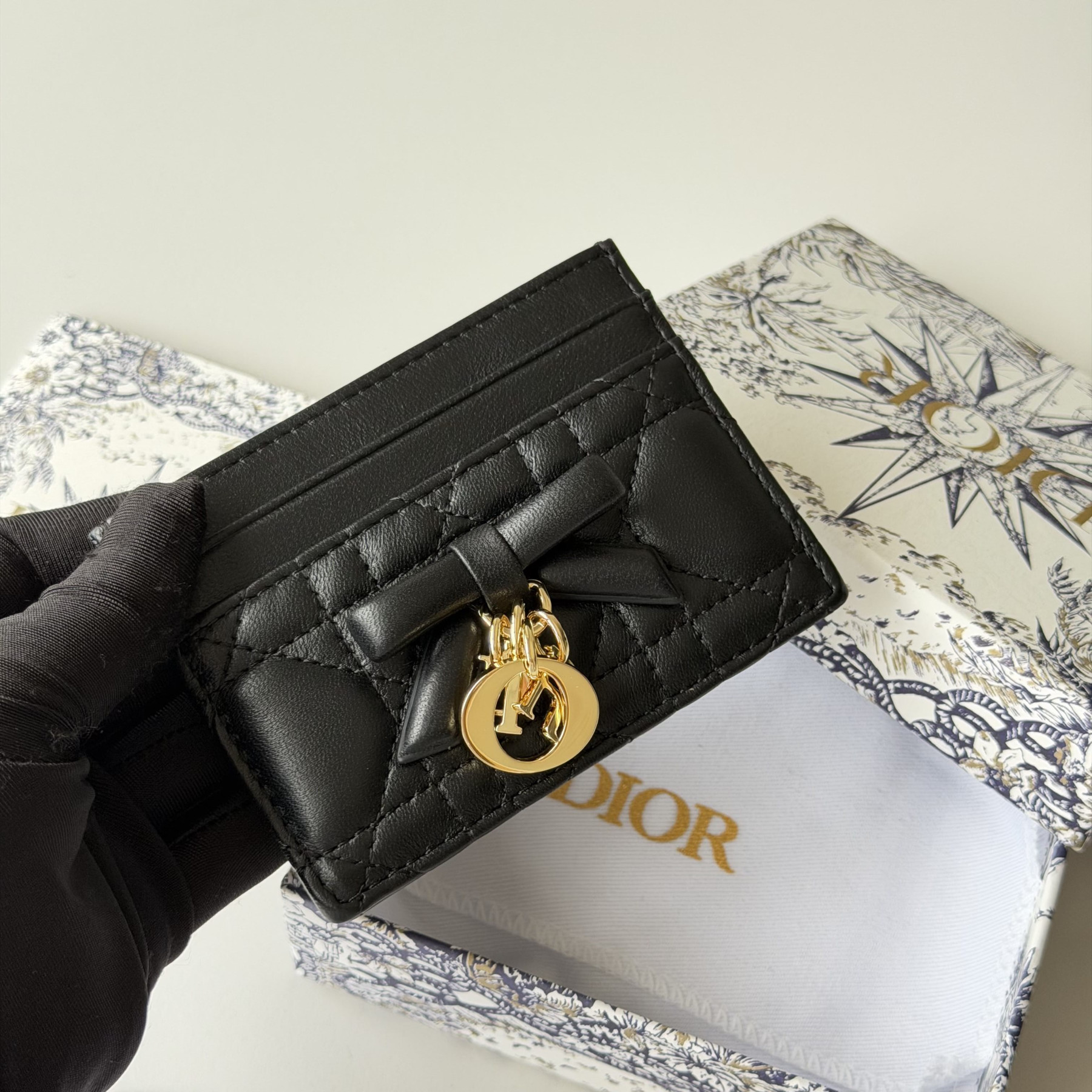 D10r Lady Freesia Card Holder 10.5 x 8 x 0.5 cm