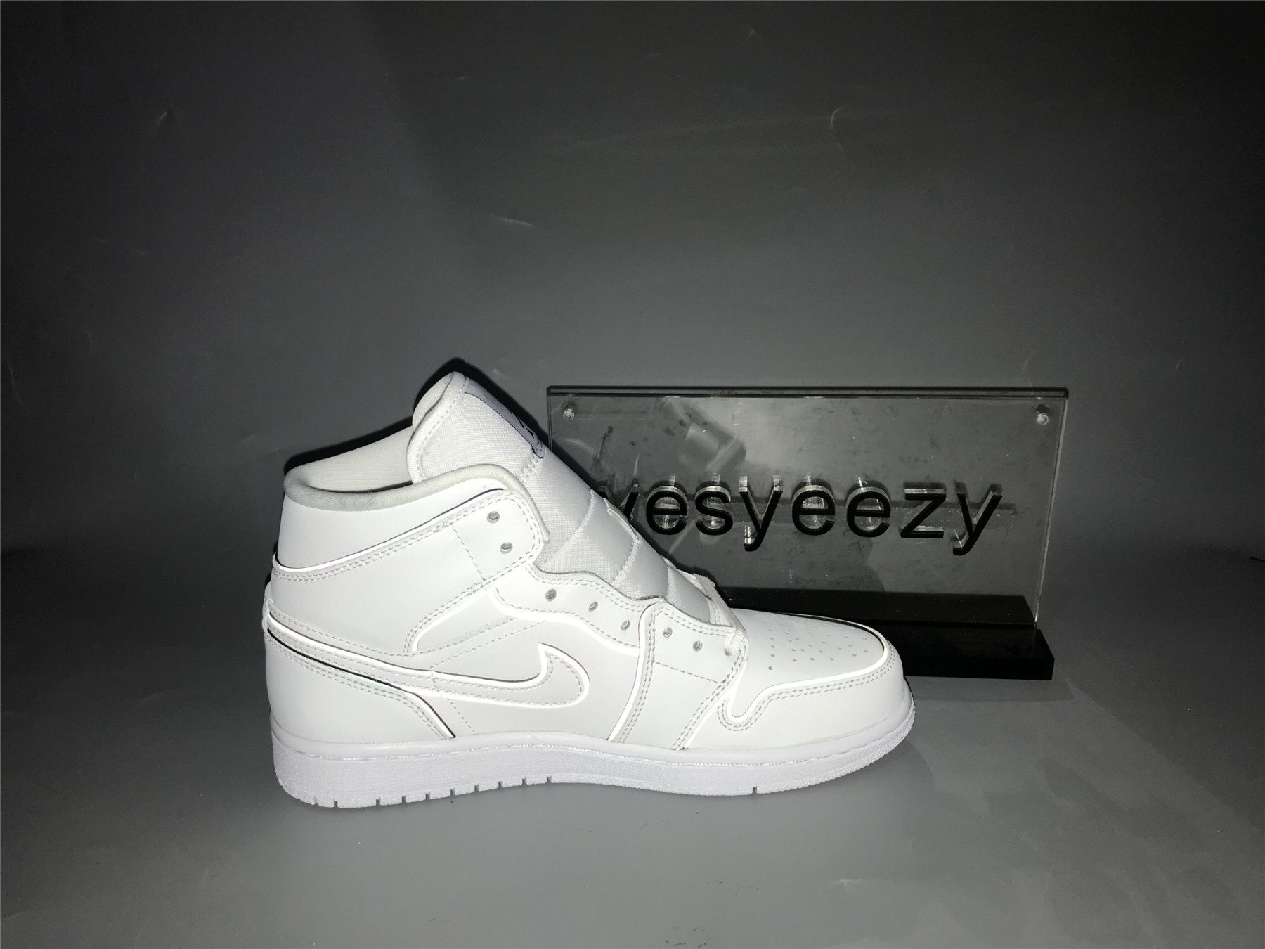 UA WMNS AIR JORDAN 1 MID SE 