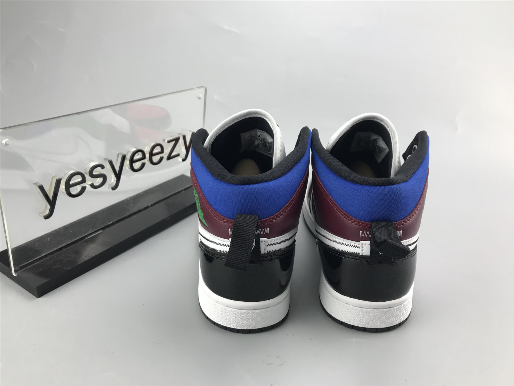 UA WMNS AIR JORDAN 1 MID SE 