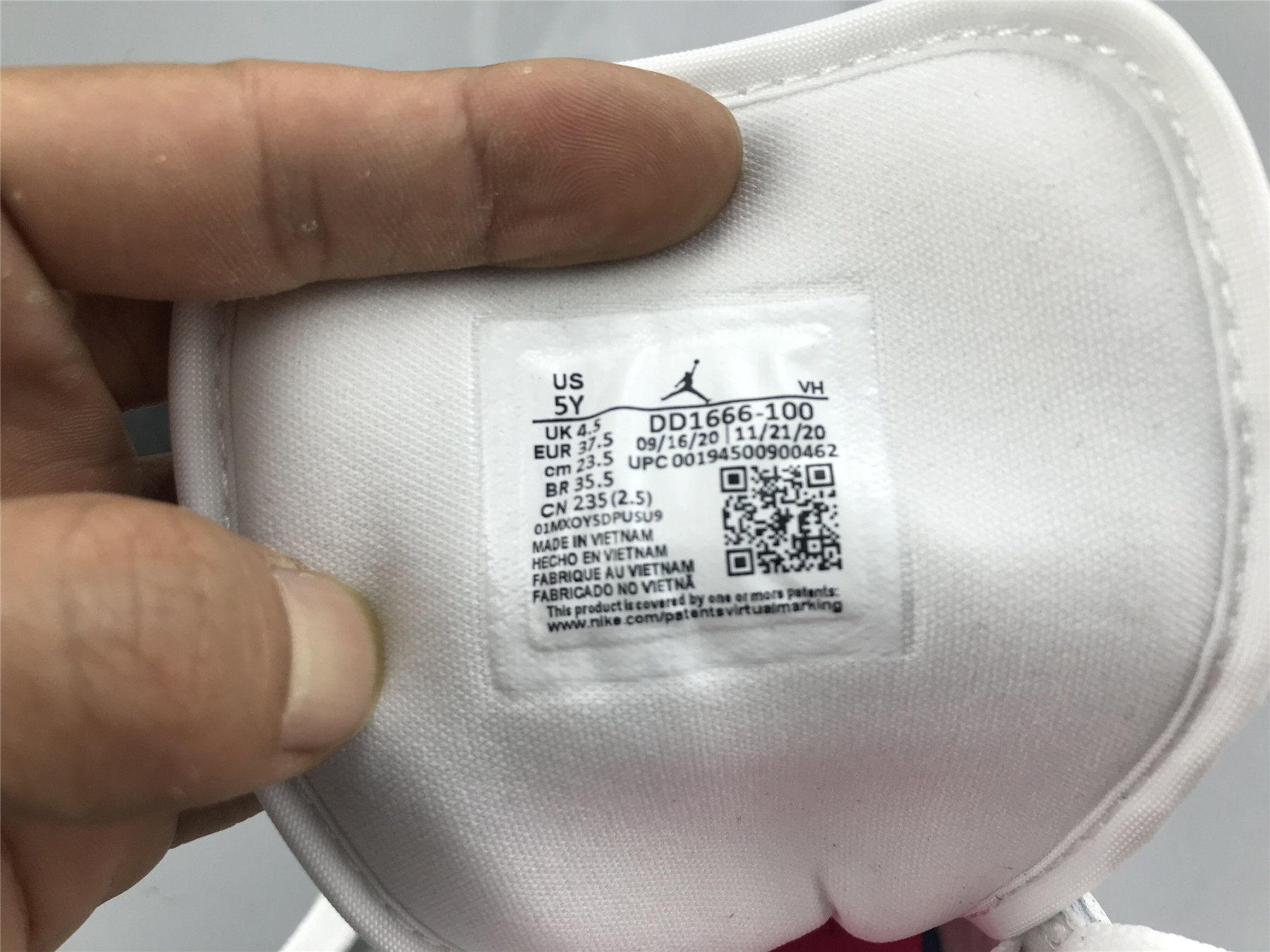 UA AIR JORDAN 1 MID SE GS 