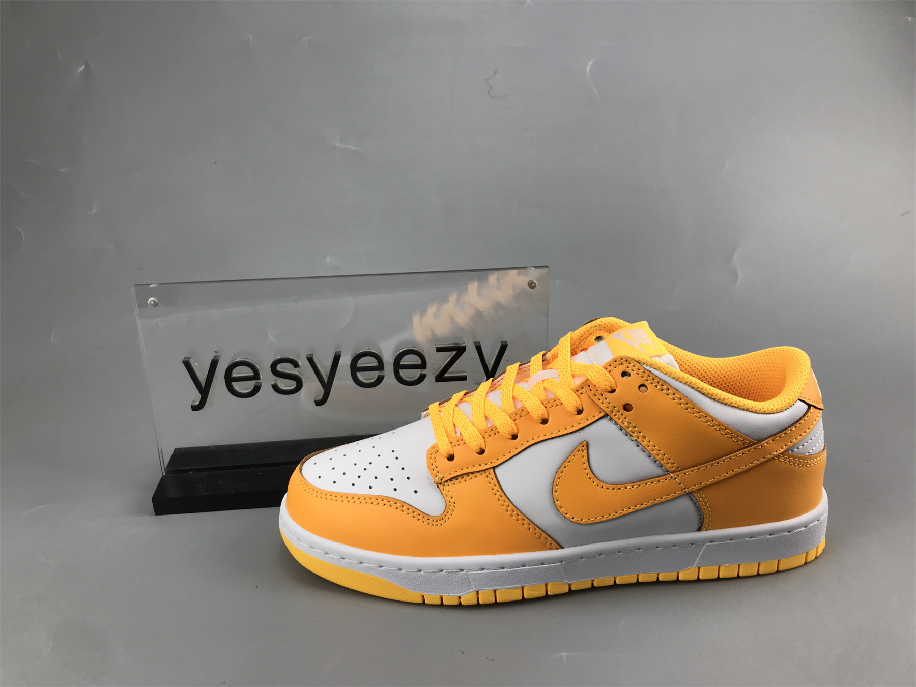 UA NIKE WMNS DUNK LOW 