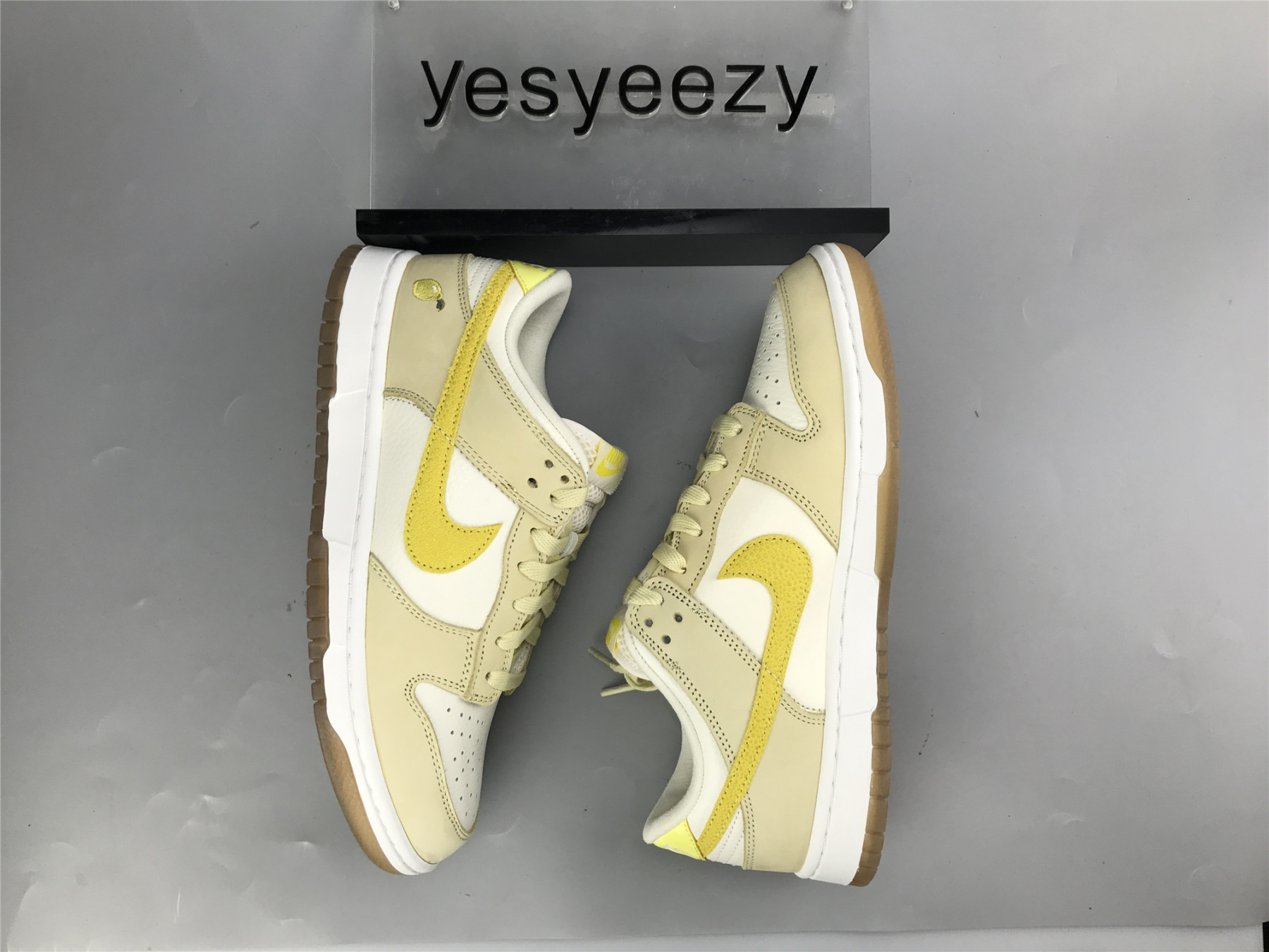 UA NIKE WMNS DUNK LOW 